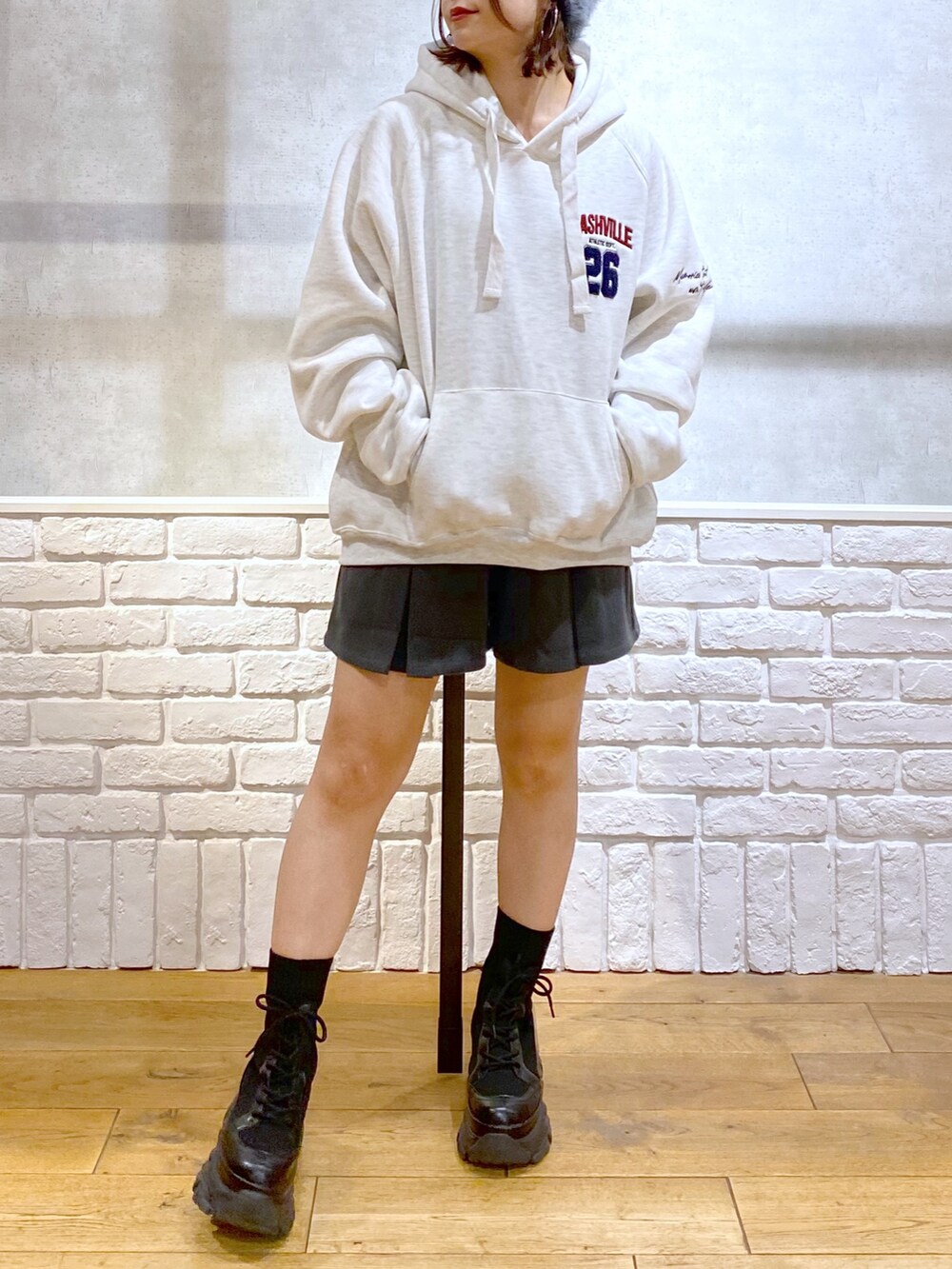 ブラック系のMA-1、グレー系のその他パンツ、ブラック系のブーツを着用したレディースの秋コーディネートの3枚目の写真