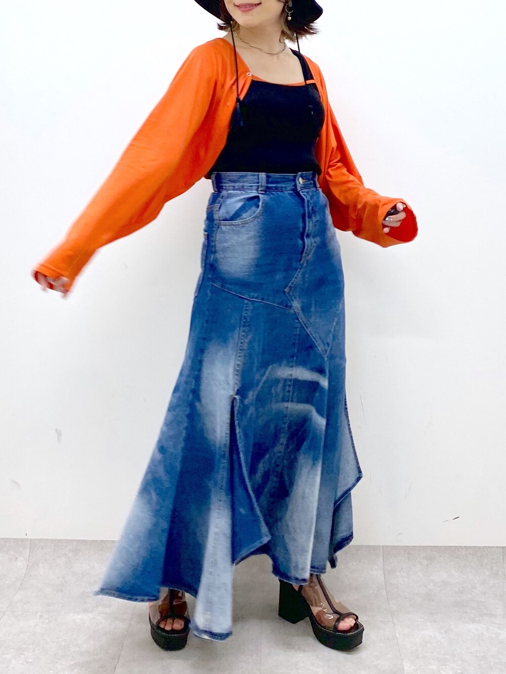 ブルー系のスカート、その他のサンダル、ブラック系のトップスを着用したレディースの夏コーディネートの7枚目の写真