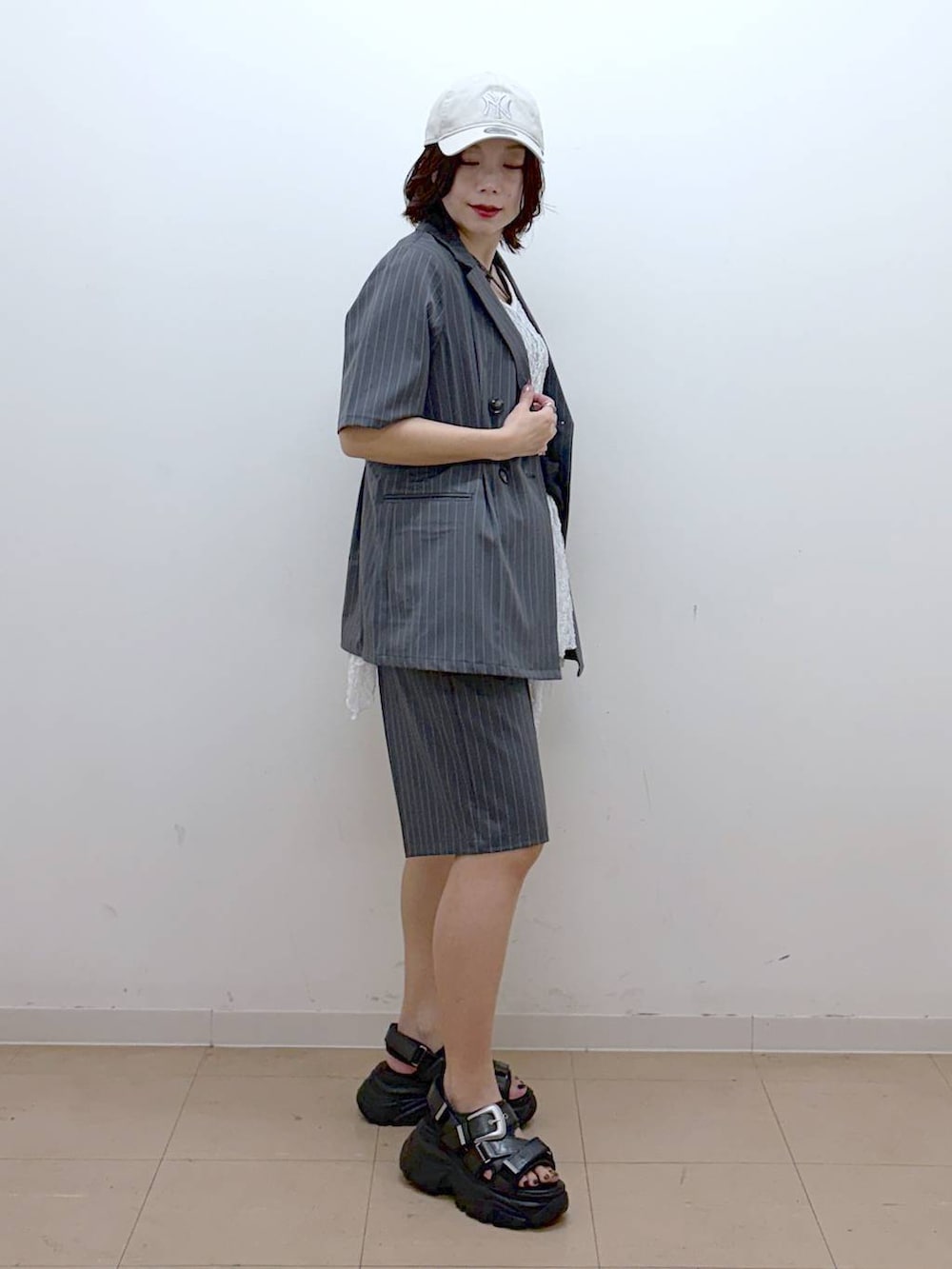 ブラック系のサンダル、グレー系のタンクトップ、ホワイト系のTシャツ/カットソーを着用したレディースの夏コーディネートの8枚目の写真