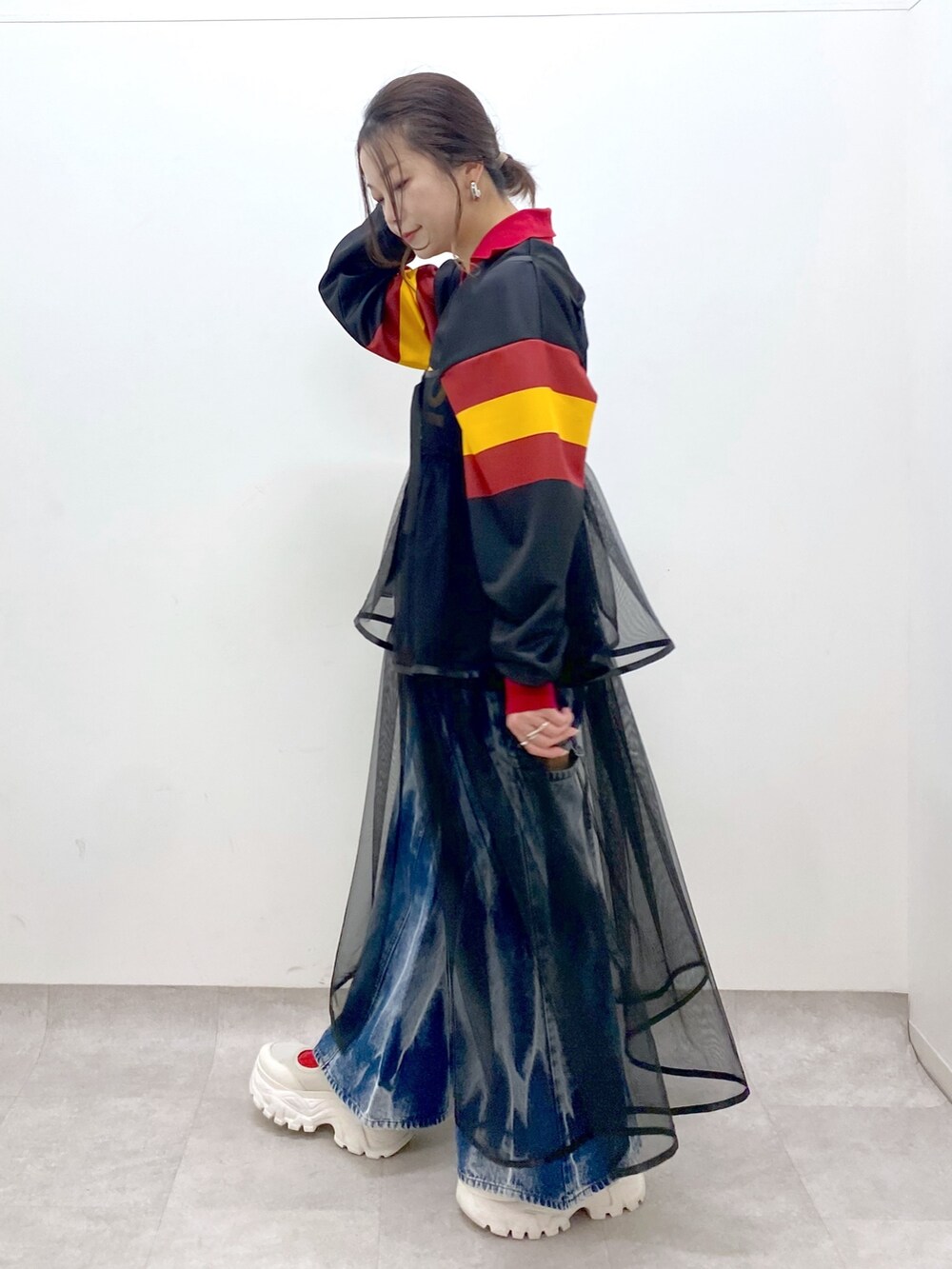 ブラック系のシャツ/ブラウス、ブラック系のワンピース、ブルー系のデニムパンツを着用したレディースの春コーディネートの7枚目の写真