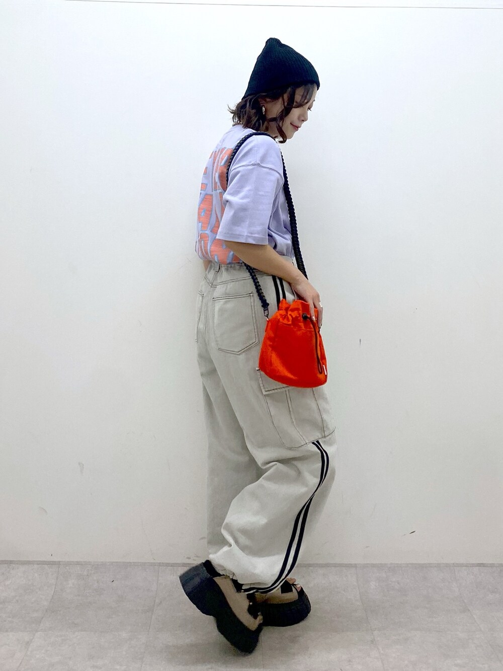 パープル系のTシャツ/カットソー、ホワイト系のデニムパンツ、その他のスニーカーを着用したレディースの夏コーディネートの6枚目の写真