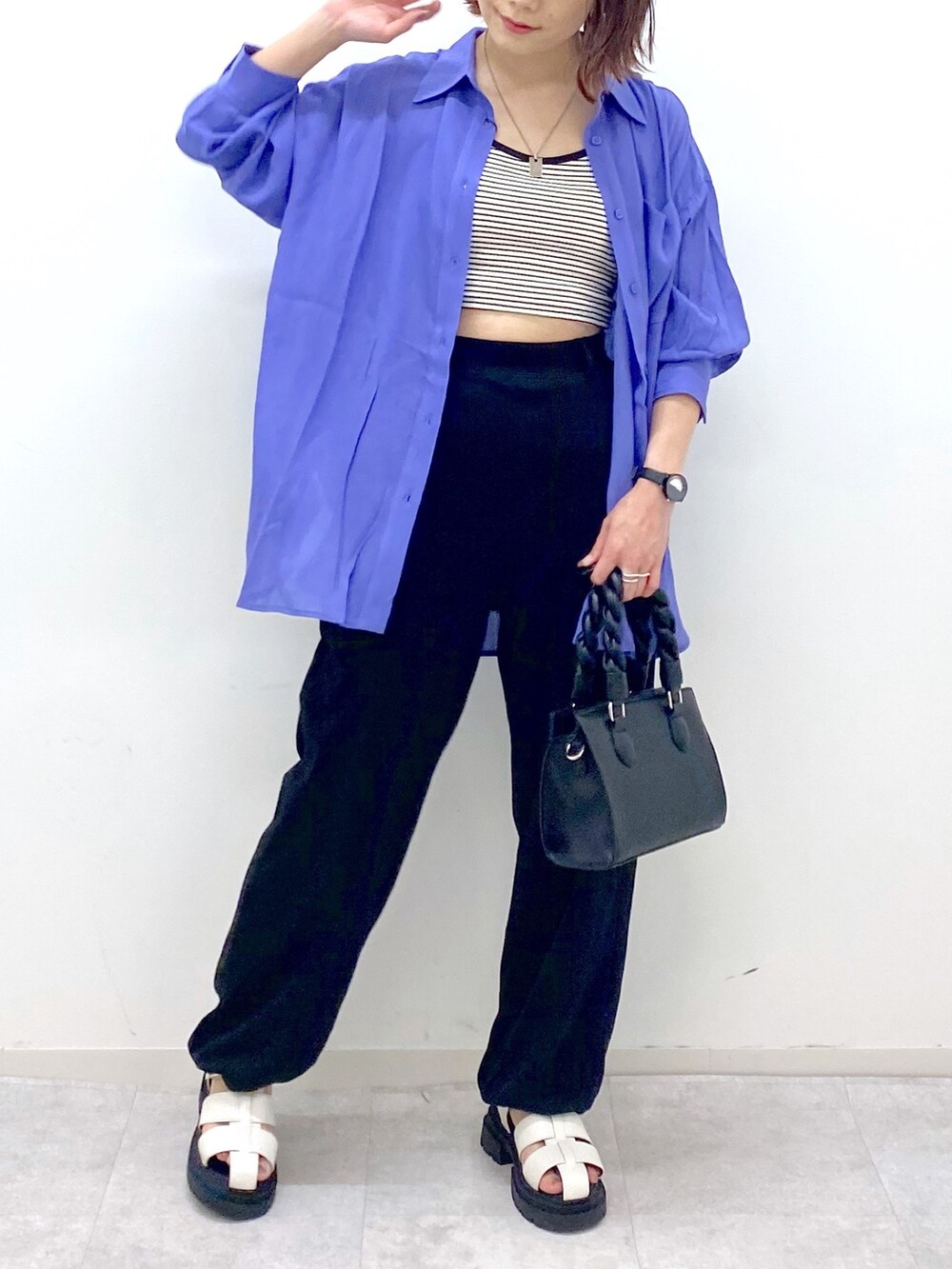 ブラック系のパンツ、ブルー系のシャツ/ブラウス、その他のトップスを着用したレディースの夏コーディネートの4枚目の写真