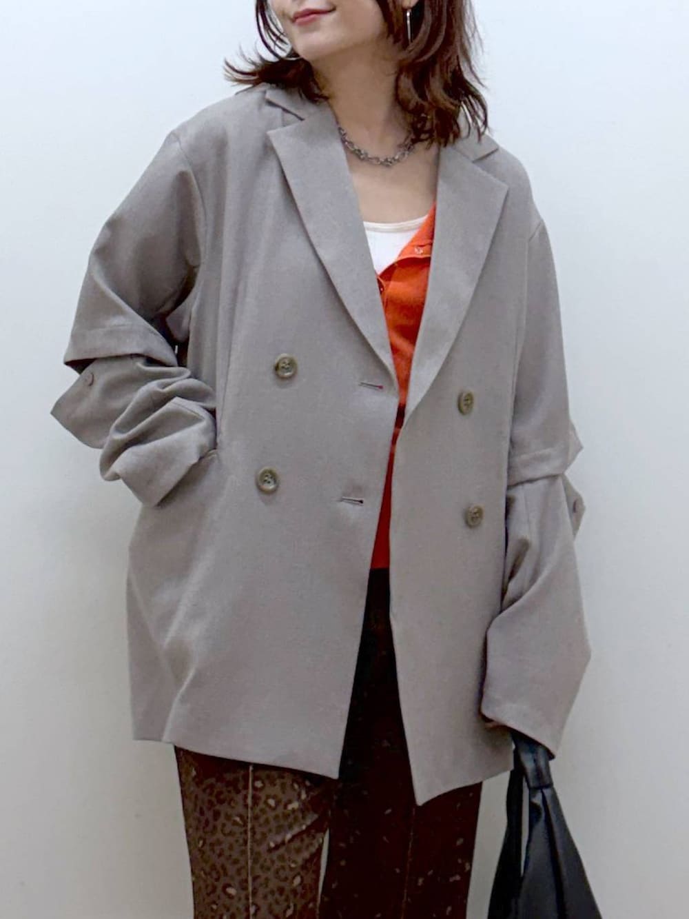 ブラック系のスニーカー、ホワイト系のキャミソール、その他のその他パンツを着用したレディースの春コーディネートの2枚目の写真