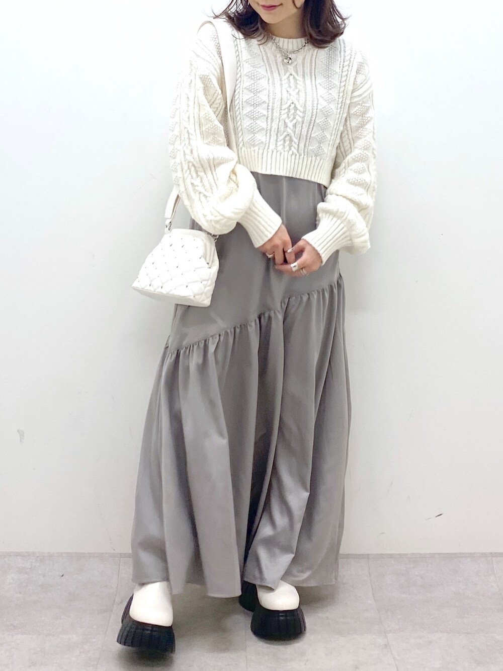 ホワイト系のワンピース、ホワイト系のニット/セーター、ホワイト系のブーツを着用したレディースの冬コーディネートの7枚目の写真