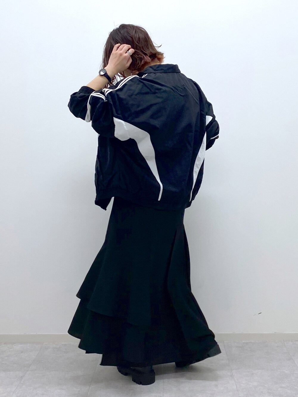 「春服みてみて、春カラー、低身長、モノトーン、マーメイドスカート、オトナカジュアル、スボーツミックス、ナイロンジャケット、モードカジュアル、春アウター」｜「PAGEBOYのアシメティアードスカート（スカート、ブラック系）」を使った、Chisaさん（レディース・154cm）の春コーディネートの4枚目の写真