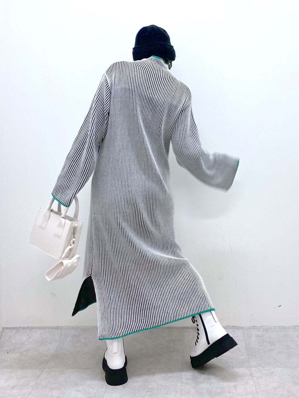 ブラック系のワンピース/ドレス、ホワイト系のバッグ、ホワイト系のシューズを着用したレディースの秋コーディネートの3枚目の写真