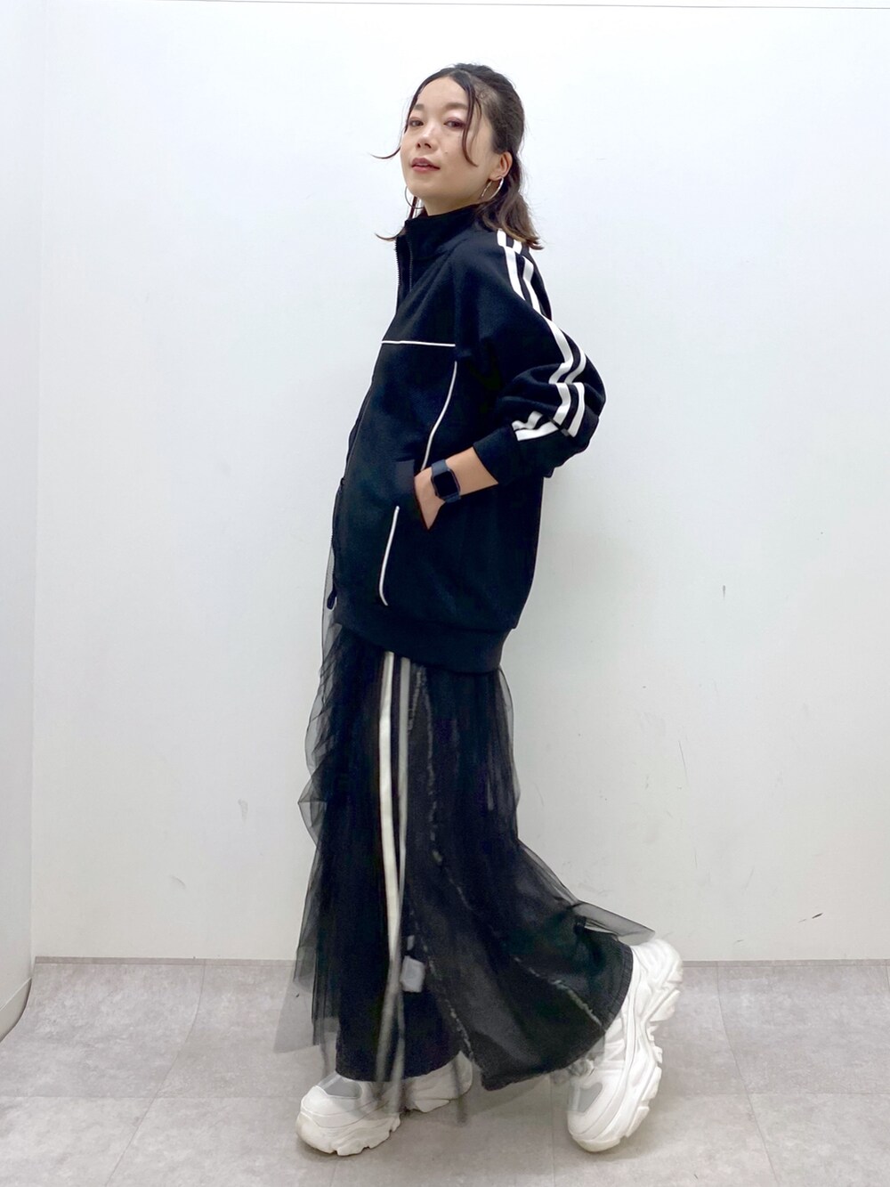 ブラック系のデニムパンツ、ホワイト系のスニーカー、ブラック系のジャージを着用したレディースの夏コーディネートの8枚目の写真