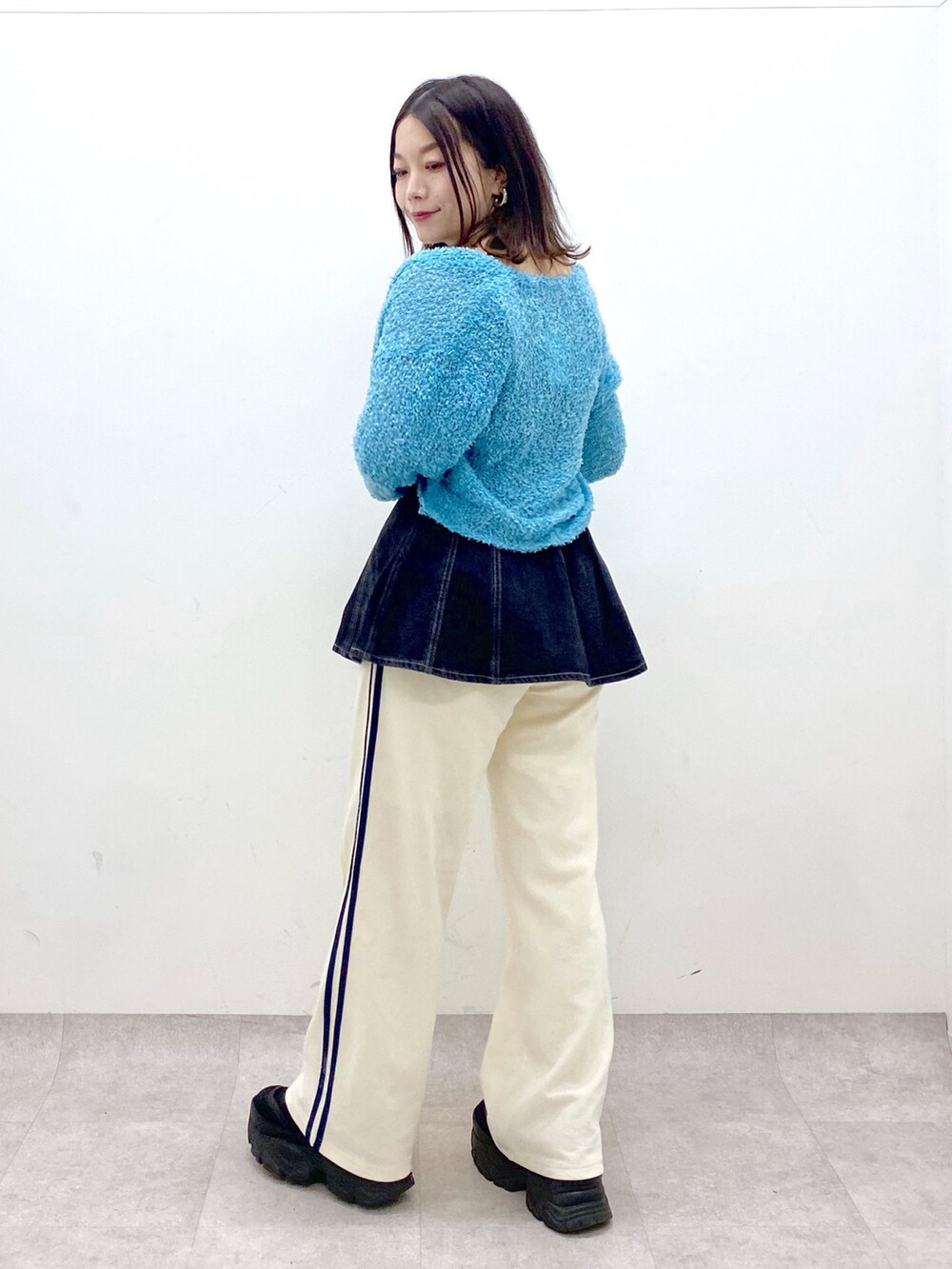 ホワイト系のその他パンツ、ブラック系のスニーカー、ブルー系のカーディガン/ボレロを着用したレディースの春コーディネートの7枚目の写真