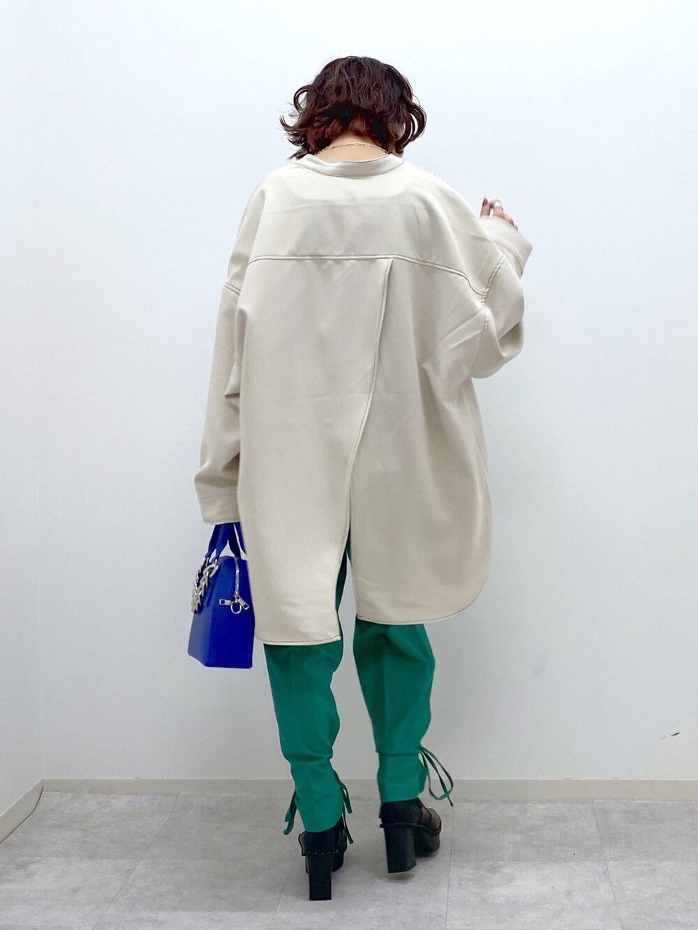 ブラック系のブーツ、ホワイト系のシャツ/ブラウス、グリーン系のその他パンツを着用したレディースの冬コーディネートの5枚目の写真