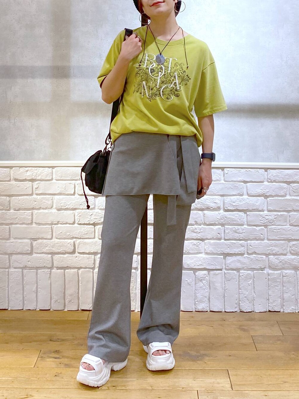 ホワイト系のサンダル、ブラック系のショルダーバッグ、グリーン系のTシャツ/カットソーを着用したレディースの夏コーディネートの3枚目の写真
