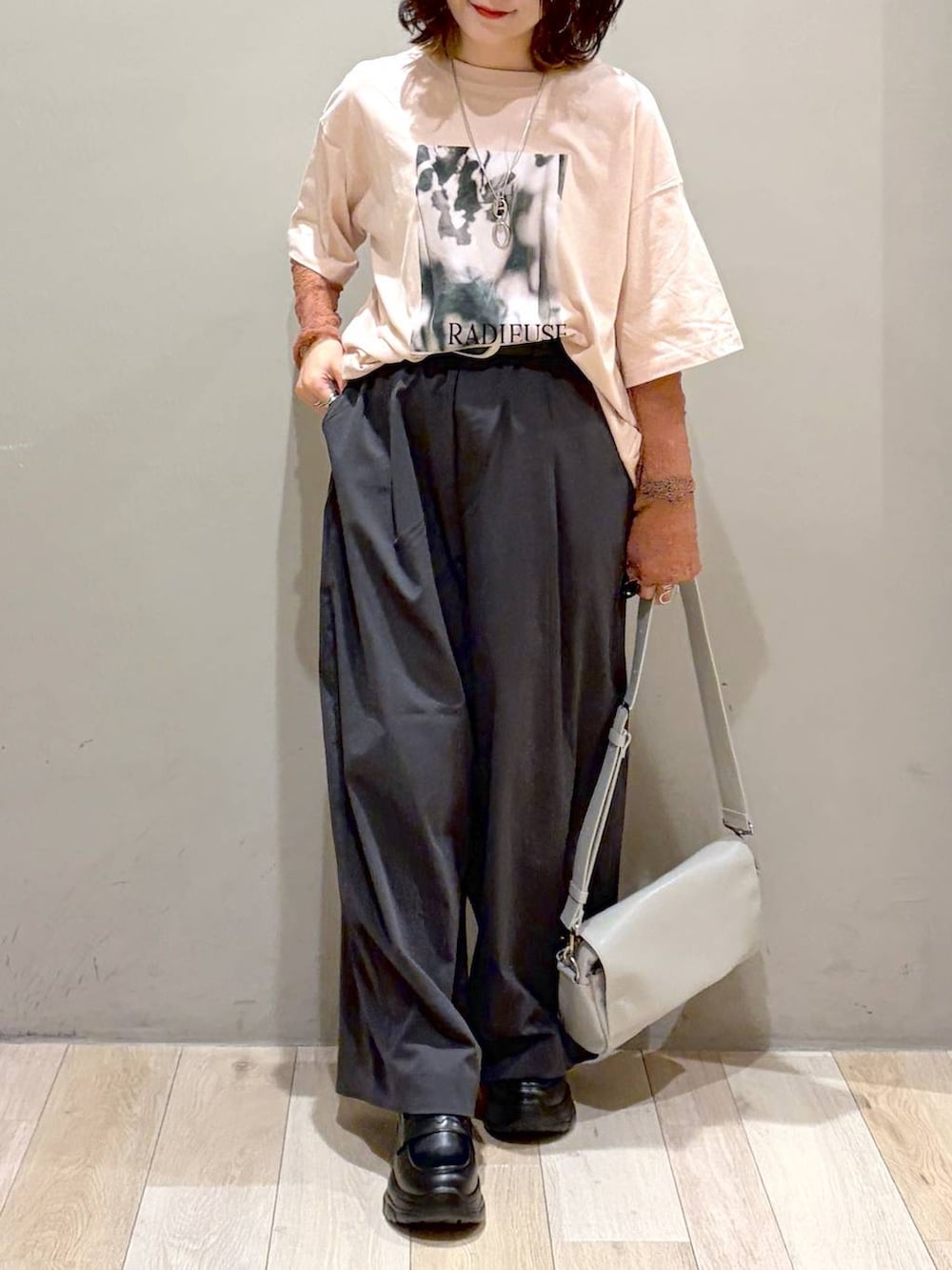 ブラック系のローファー、グレー系のショルダーバッグ、ピンク系のTシャツ/カットソーを着用したレディースの夏コーディネートの3枚目の写真