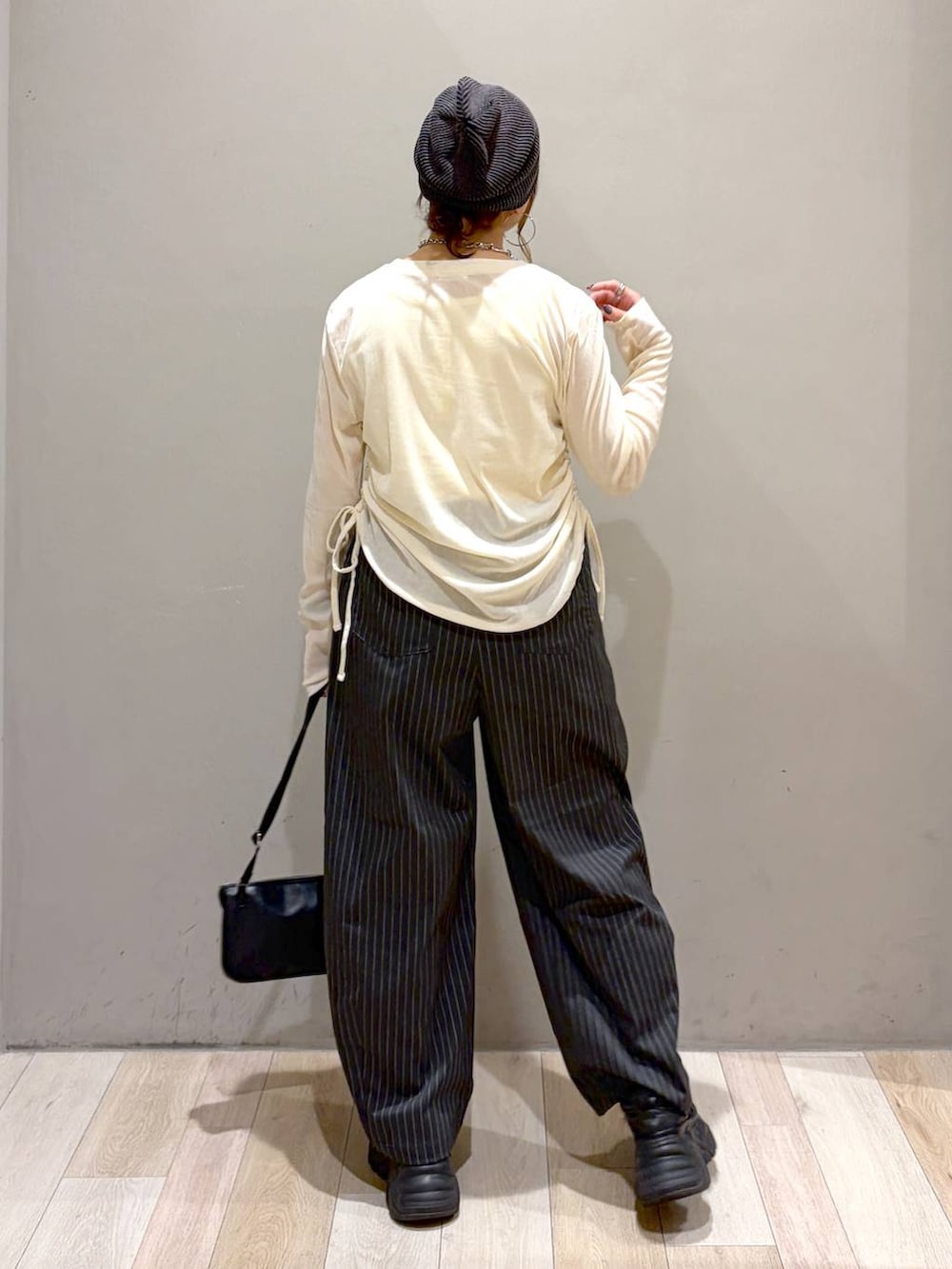 ブラック系のスニーカー、ブラック系のその他パンツ、ホワイト系のタンクトップを着用したレディースの夏コーディネートの6枚目の写真