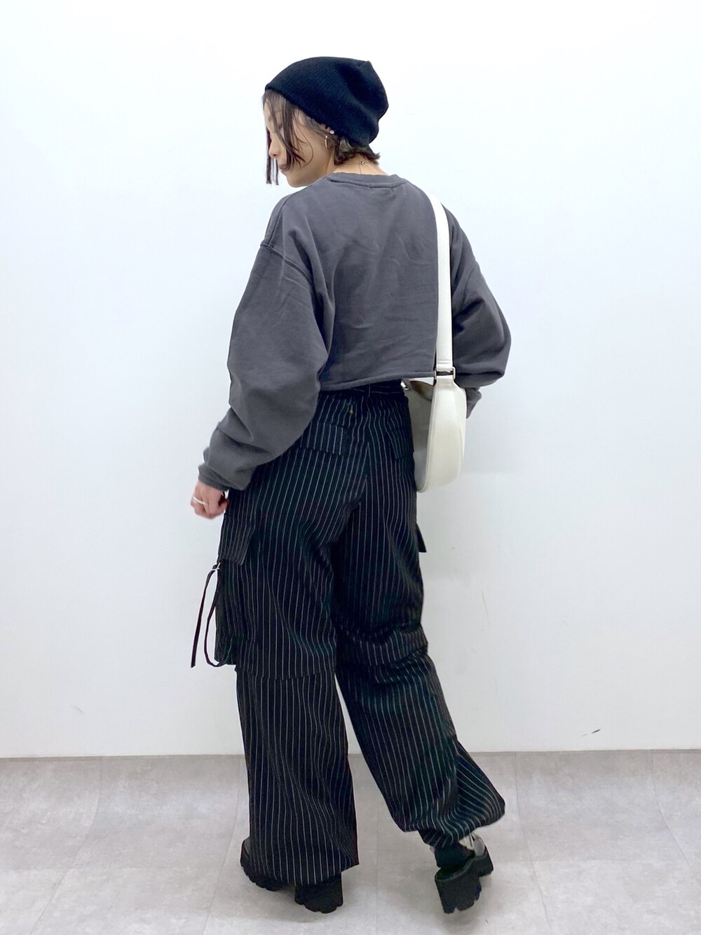 その他のパンツ、ブラック系のトップス、ブラック系のローファーを着用したレディースの春コーディネートの3枚目の写真