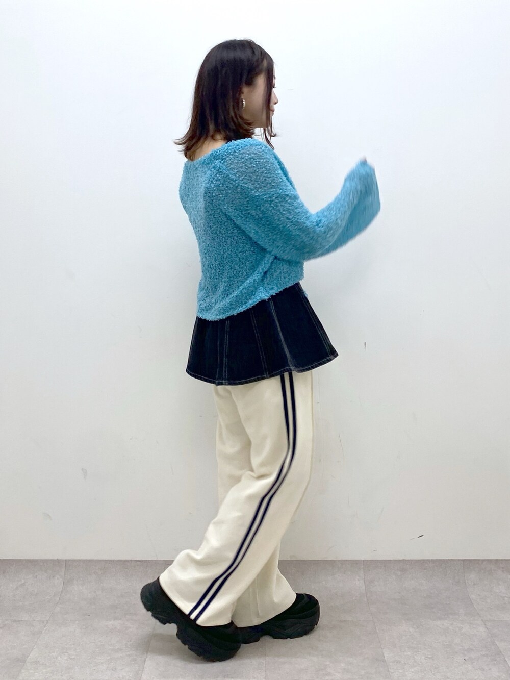 ホワイト系のその他パンツ、ブラック系のスニーカー、ブルー系のカーディガン/ボレロを着用したレディースの春コーディネートの5枚目の写真