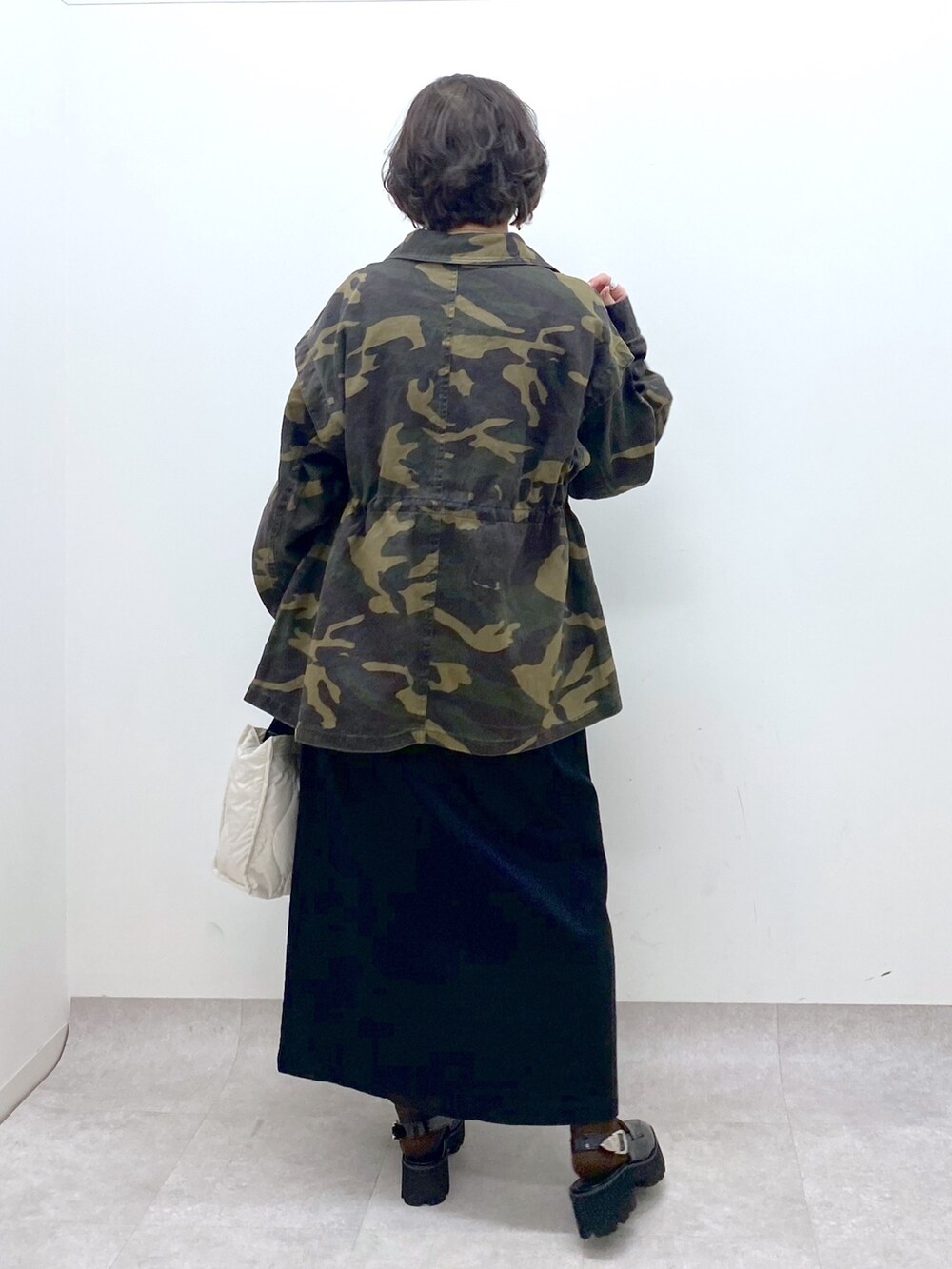 その他のジャケット/アウター、ブラック系のワンピース/ドレス、ホワイト系のショルダーバッグを着用したレディースの春コーディネートの3枚目の写真