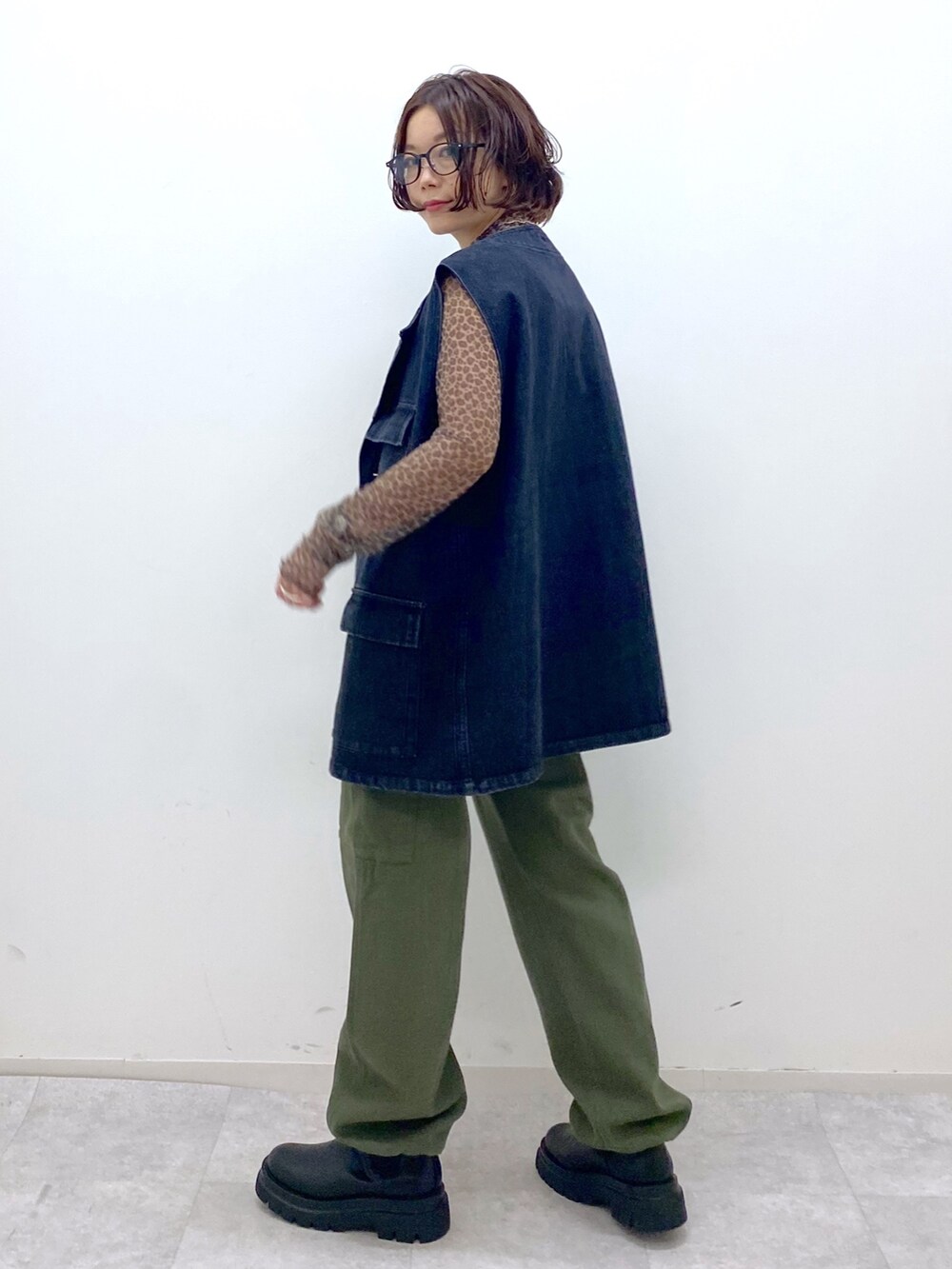 その他のその他トップス、ブラック系のシューズ、グリーン系のカーゴパンツを着用したレディースの秋コーディネートの3枚目の写真