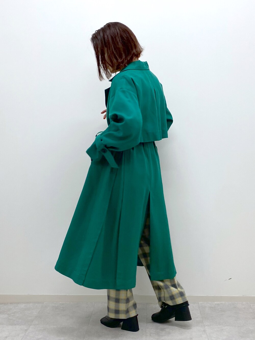 ブラック系のTシャツ/カットソー、グレー系のスラックス、ブラック系のパンプスを着用したレディースの春コーディネートの3枚目の写真