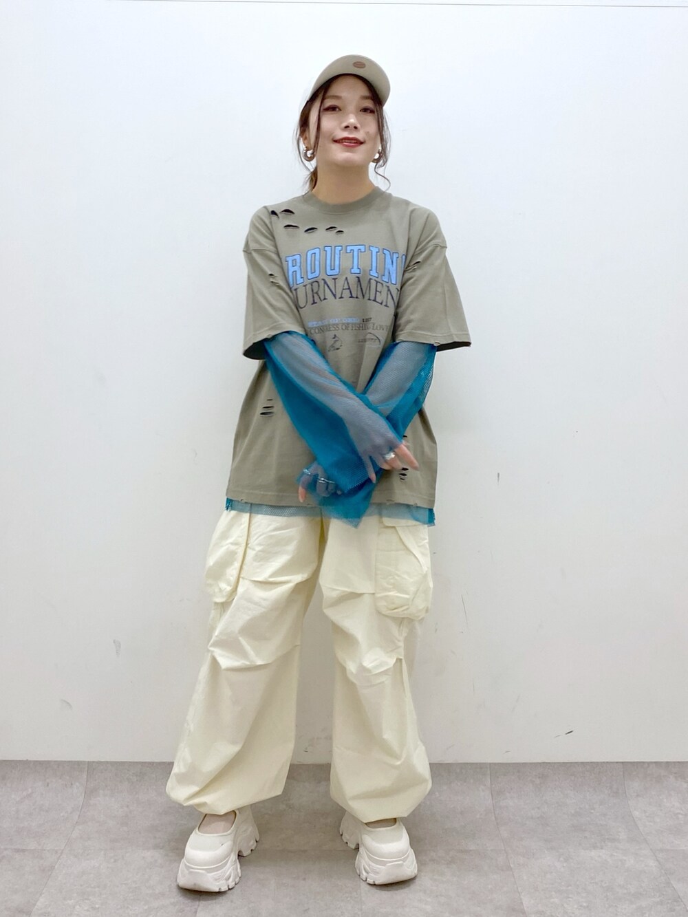グリーン系のTシャツ/カットソー、ブルー系のTシャツ/カットソー、ホワイト系のカーゴパンツを着用したレディースの春コーディネートの8枚目の写真