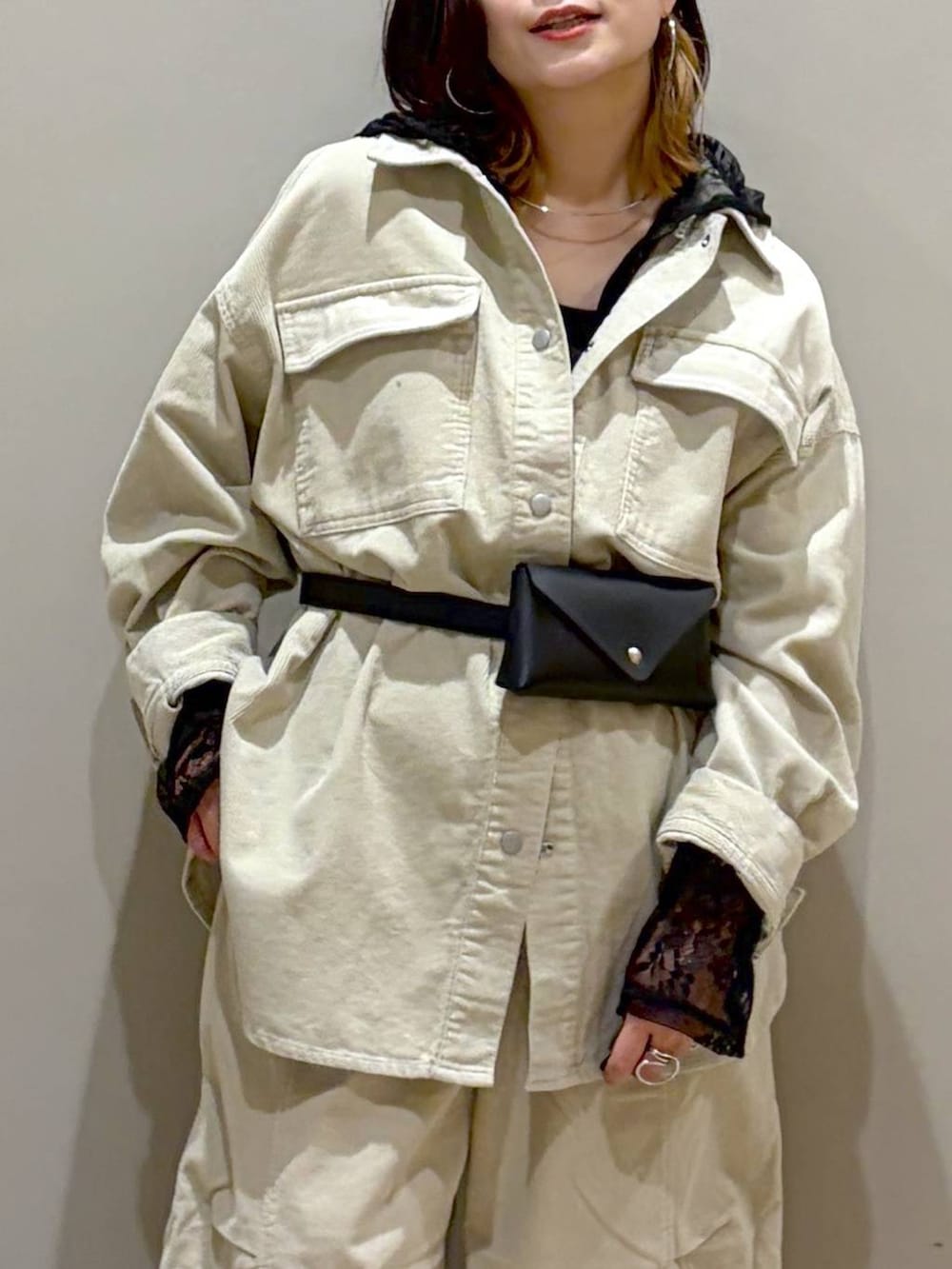 ベージュ系のその他パンツ、ブラック系のシャツ/ブラウス、ブラック系のスニーカーを着用したレディースの秋コーディネートの2枚目の写真