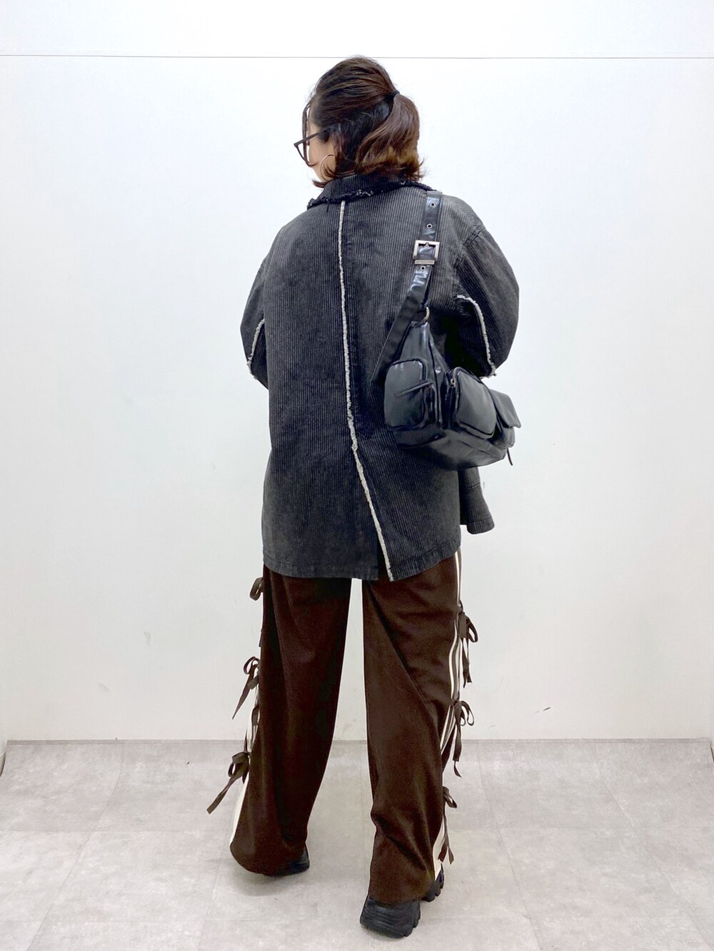 ブラウン系のその他パンツ、ブラック系のTシャツ/カットソー、ブラック系のショルダーバッグを着用したレディースの夏コーディネートの6枚目の写真