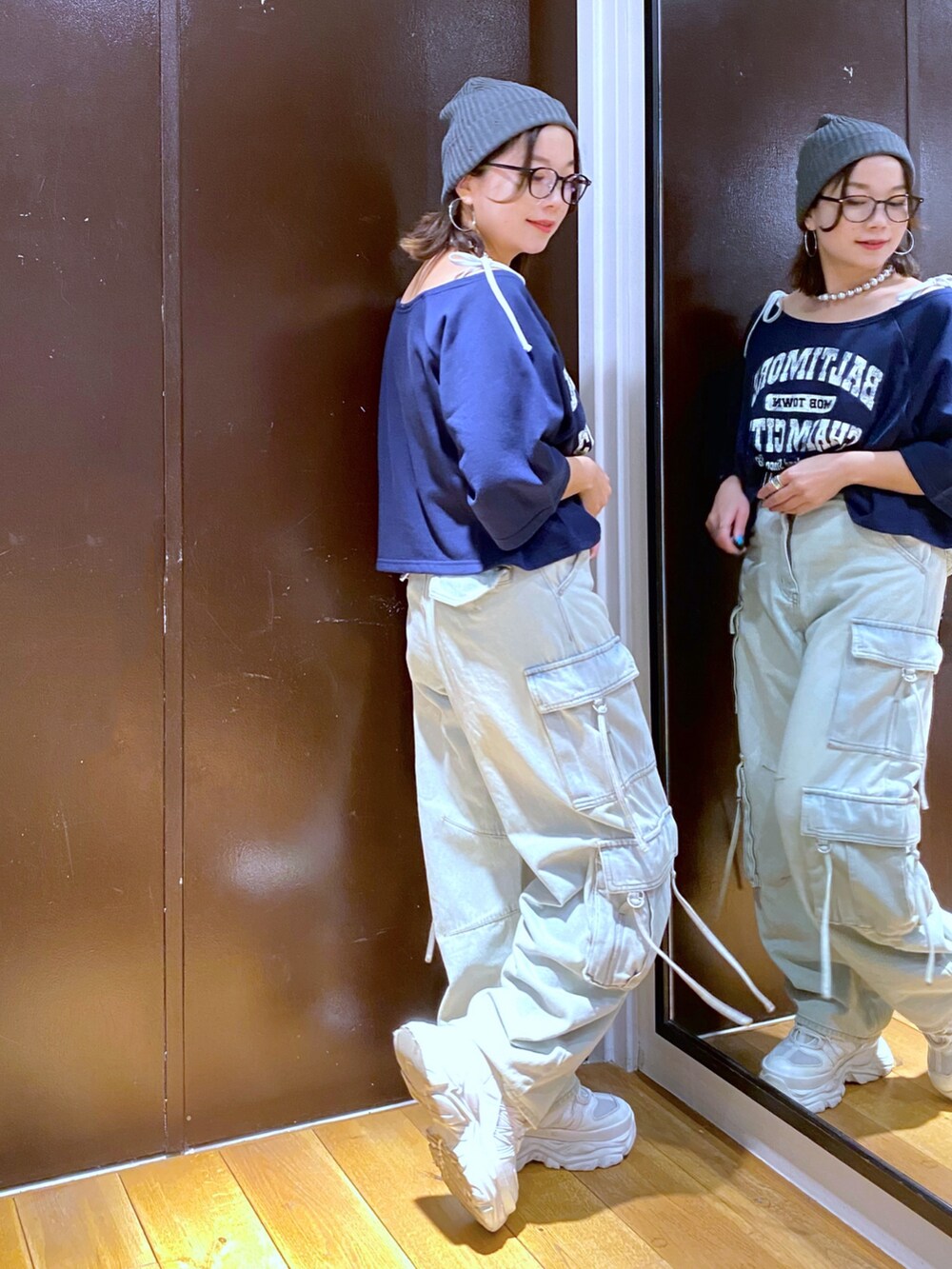 ブルー系のデニムパンツ、ホワイト系のスニーカー、ブルー系のTシャツ/カットソーを着用したレディースの夏コーディネートの7枚目の写真