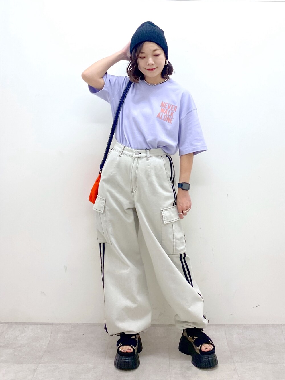 パープル系のTシャツ/カットソー、ホワイト系のデニムパンツ、その他のスニーカーを着用したレディースの夏コーディネートの9枚目の写真