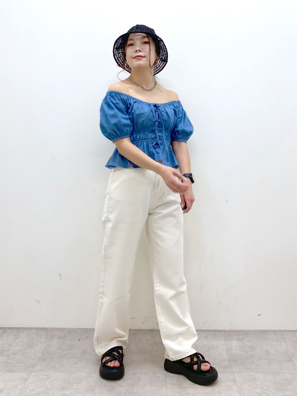 ブルー系のシャツ/ブラウス、ホワイト系のデニムパンツ、ブラック系のサンダルを着用したレディースの春コーディネートの8枚目の写真