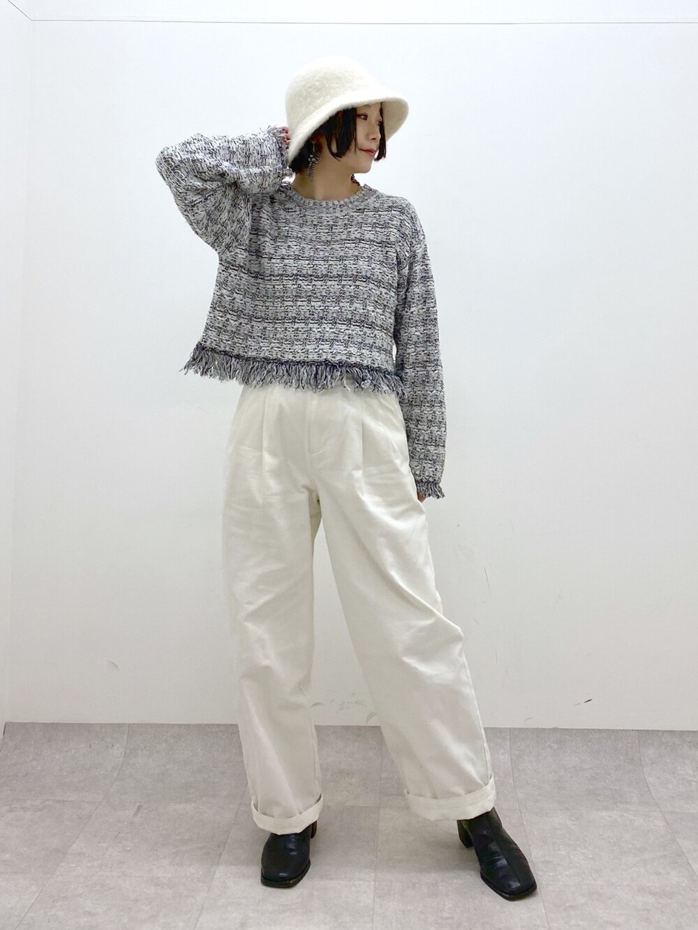 ホワイト系のその他パンツ、ホワイト系のニット/セーター、ブラック系のシューズを着用したレディースの春コーディネートの5枚目の写真