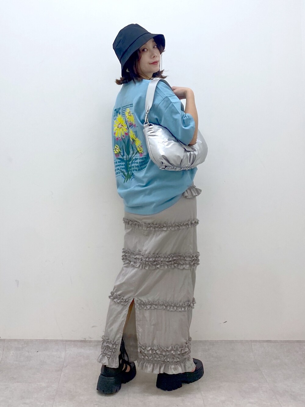 ブルー系のTシャツ/カットソー、シルバー系のショルダーバッグ、グレー系のスカートを着用したレディースの夏コーディネートの6枚目の写真