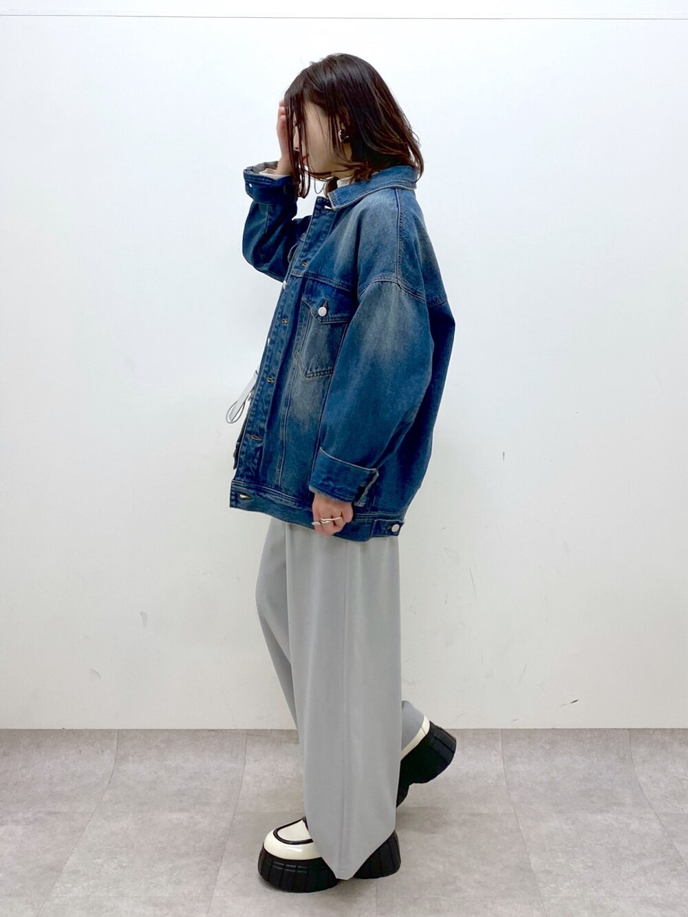 ホワイト系のシャツ/ブラウス、ブルー系のデニムジャケット、ホワイト系のローファーを着用したレディースの冬コーディネートの5枚目の写真