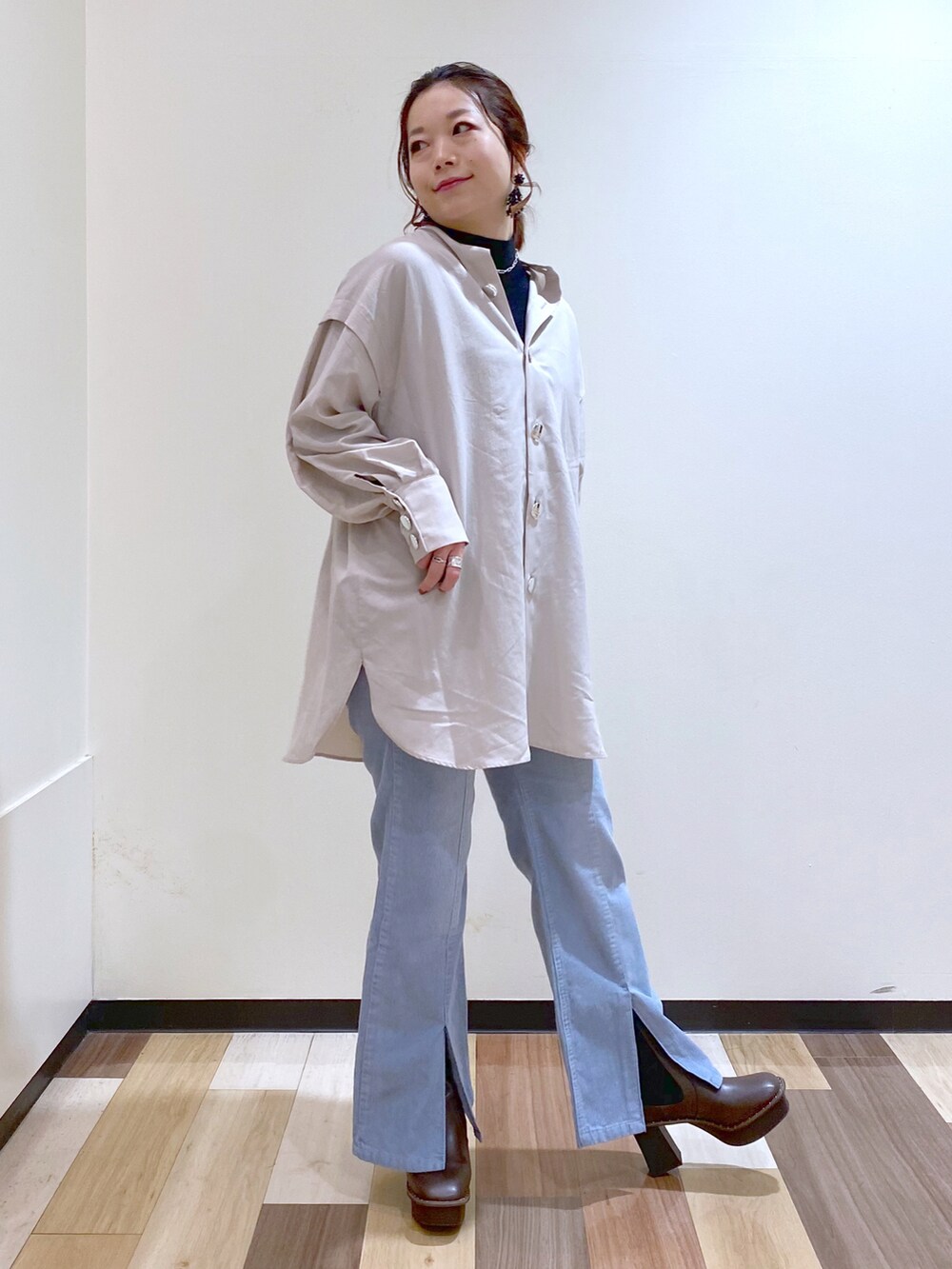 ベージュ系のシャツ/ブラウス、ブラック系のニット/セーター、ブルー系のその他パンツを着用したレディースの冬コーディネートの5枚目の写真