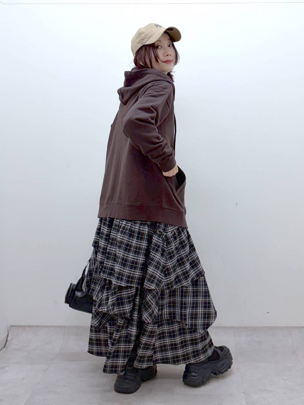 ブラック系のブーツ、シルバー系のTシャツ/カットソー、ブラウン系のパーカーを着用したレディースの冬コーディネートの7枚目の写真