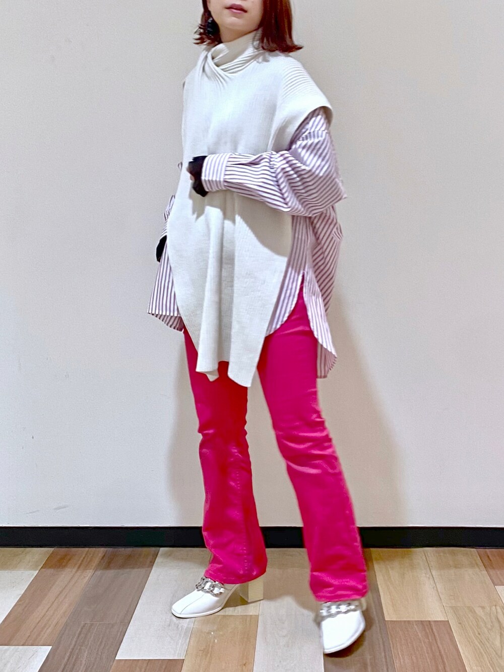 ピンク系のデニムパンツ、ホワイト系のサンダル、ピンク系のシャツ/ブラウスを着用したレディースの冬コーディネートの4枚目の写真