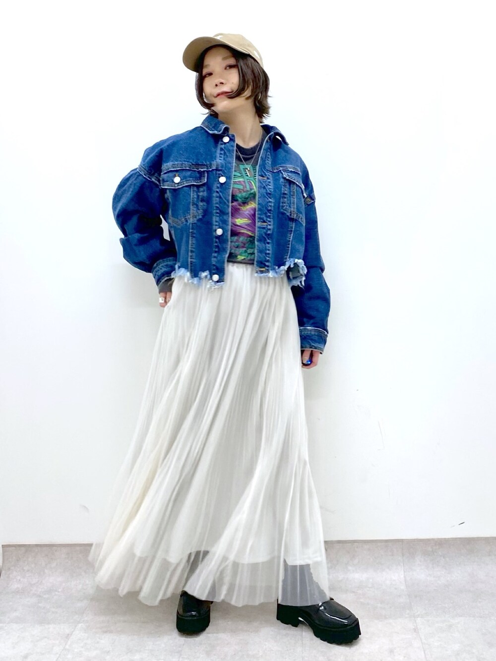 ホワイト系のスカート、ブラック系のトップス、ブルー系のジャケット/アウターを着用したレディースの春コーディネートの5枚目の写真