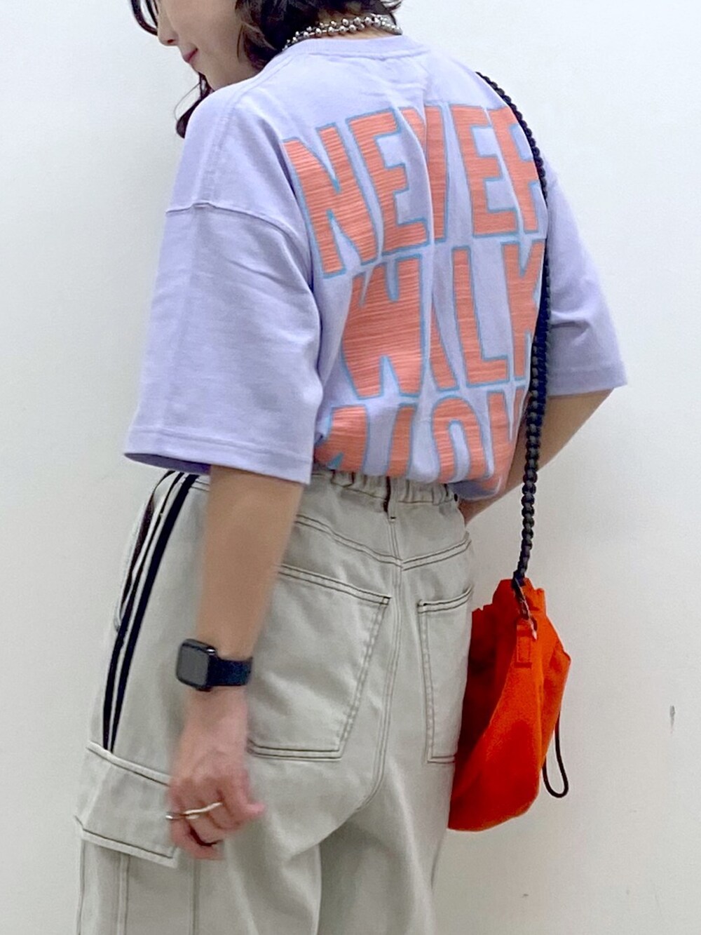 パープル系のTシャツ/カットソー、ホワイト系のデニムパンツ、その他のスニーカーを着用したレディースの夏コーディネートの2枚目の写真