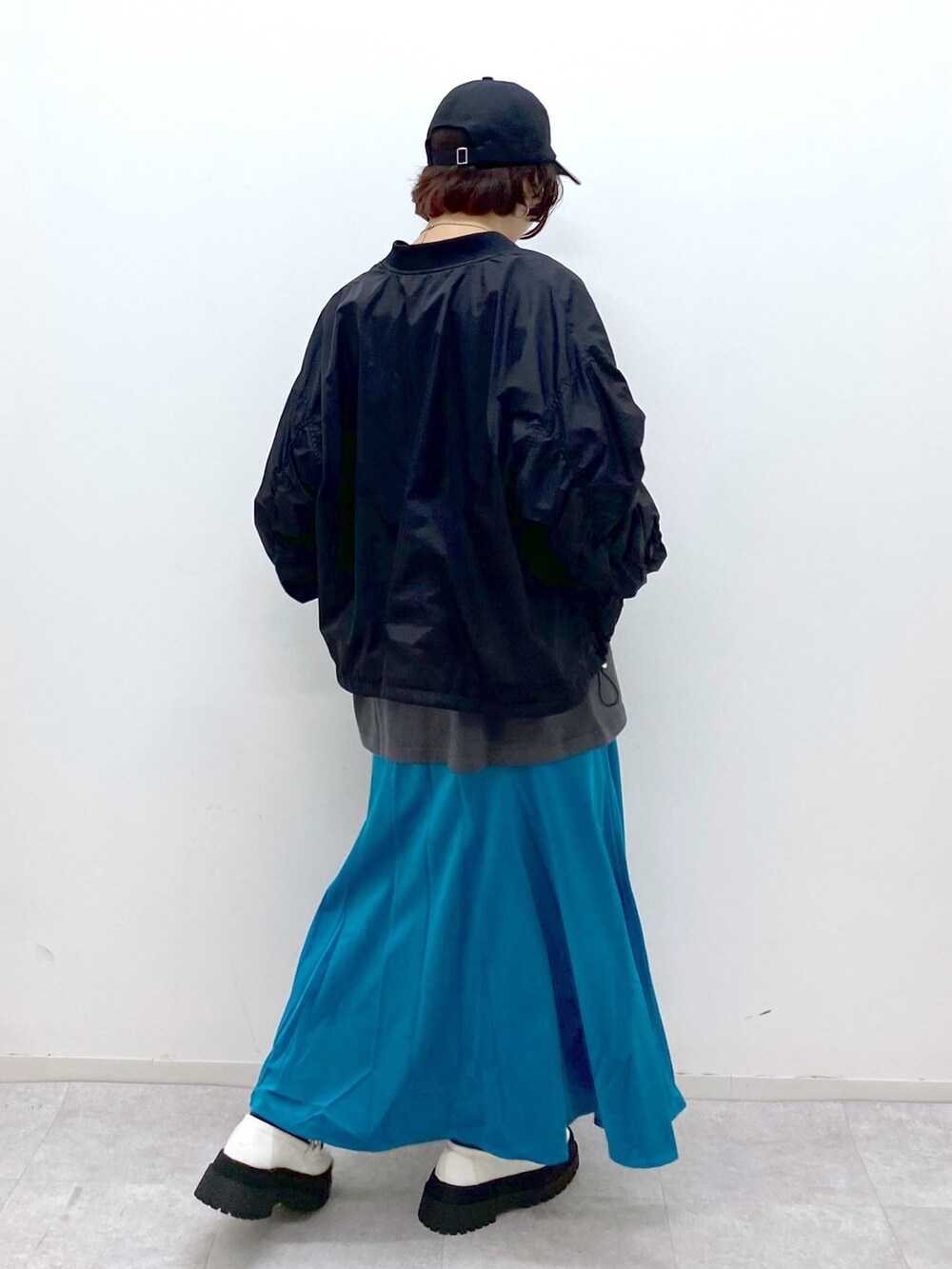 ブラック系のジャケット/アウター、ブラック系のトップス、グリーン系のスカートを着用したレディースの夏コーディネートの3枚目の写真