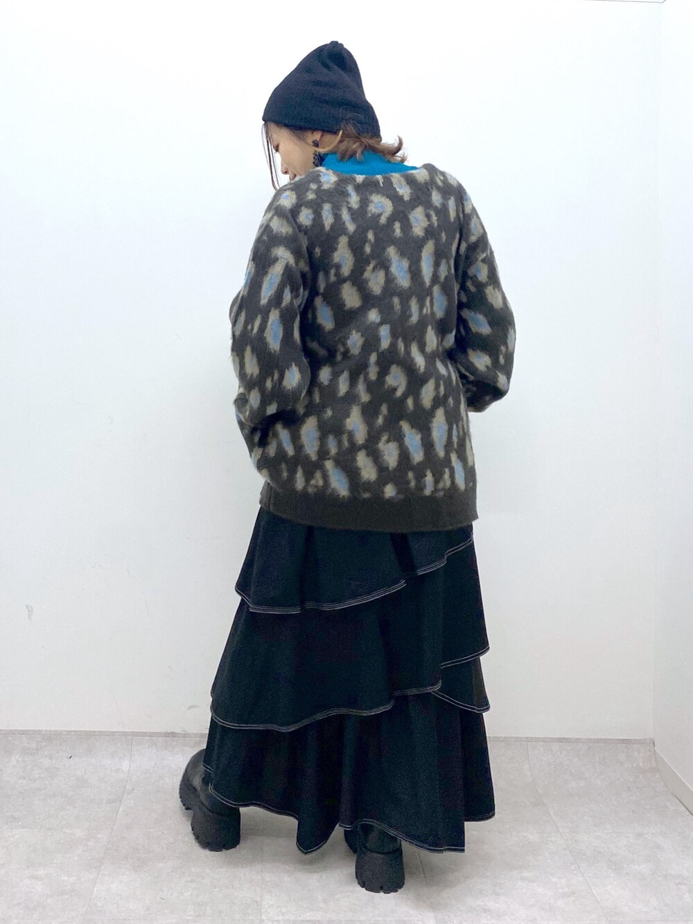 「重ね着ベストシーズン、ニット、ハロウィン、カーディガン、ストリート、ブーツ、ビッグシルエット、厚底シューズ、お出かけコーデ、低身長、オトナカジュアル、ニット帽、ひょう柄、ロングブーツ、ティアードスカート」｜「PAGEBOYのクシュソデハイネックテレコ（ニット/セーター、ブルー系）」を使った、Chisaさん（レディース・154cm）の秋コーディネートの4枚目の写真