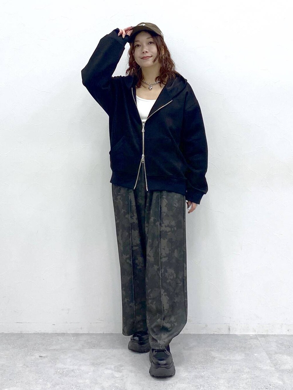 ブラック系のブーツ、ホワイト系のキャミソール、その他のその他パンツを着用したレディースの秋コーディネートの8枚目の写真