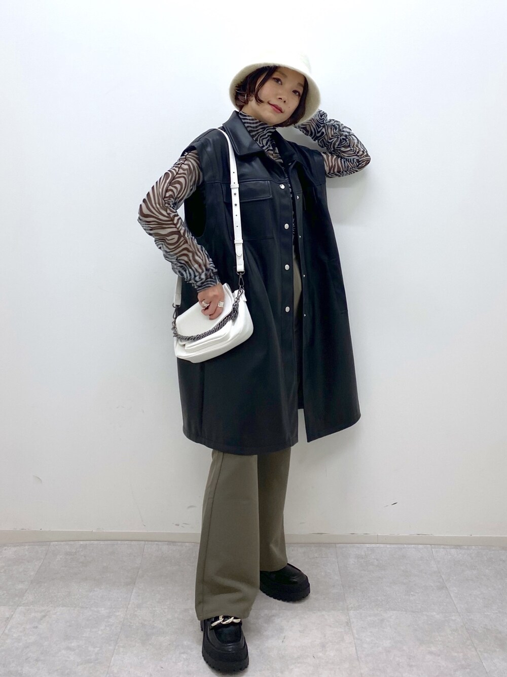 その他のトップス、ブラック系のシューズ、ブラック系のジャケット/アウターを着用したレディースの秋コーディネートの2枚目の写真