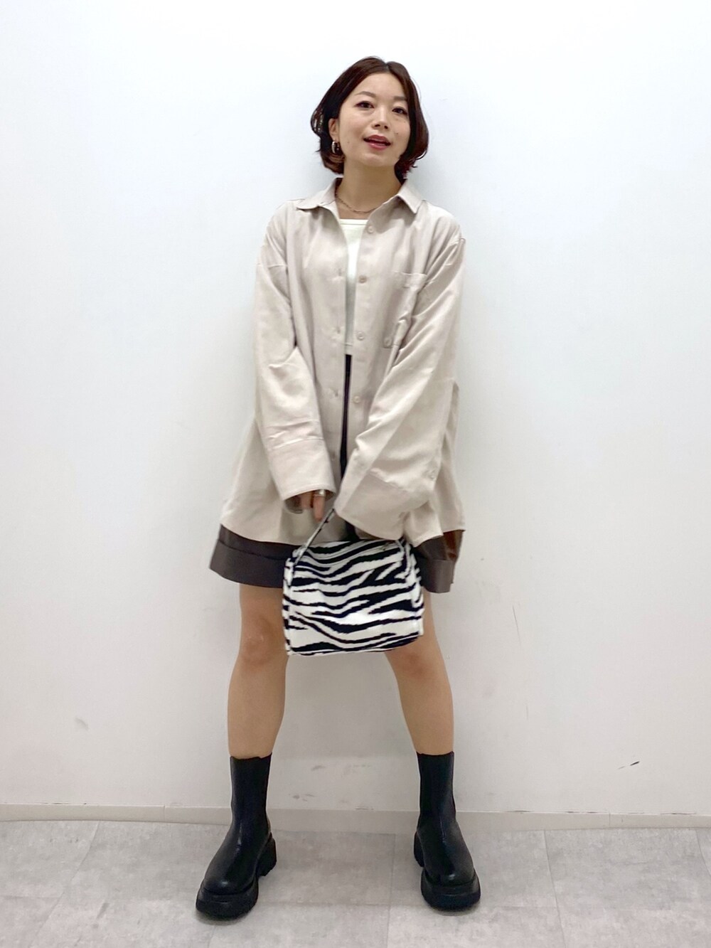 ホワイト系のTシャツ/カットソー、ホワイト系のシャツ/ブラウス、ブラウン系のパンツを着用したレディースの秋コーディネートの5枚目の写真