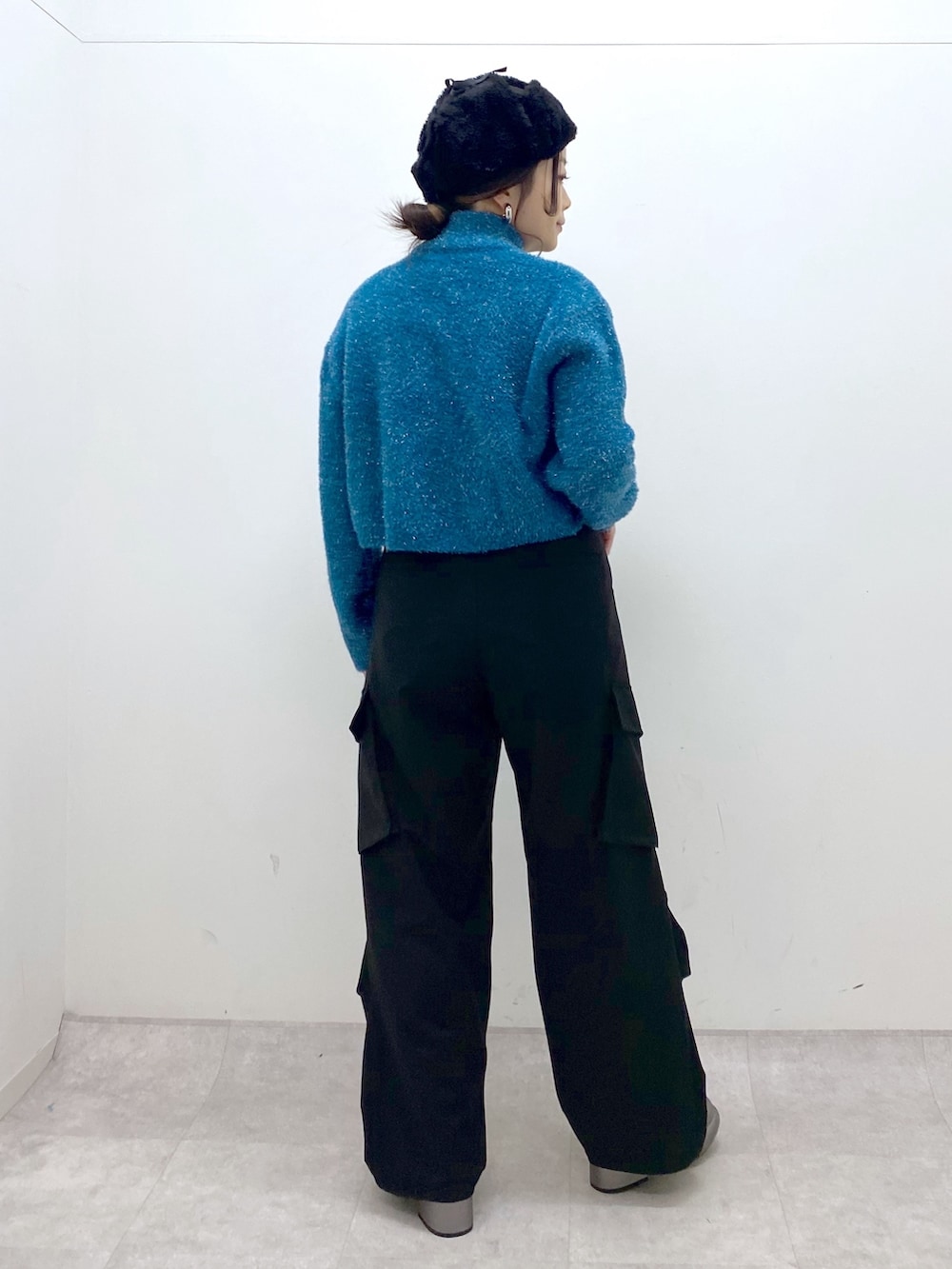 ブルー系のニット/セーター、ブラック系のその他パンツ、その他のブーツを着用したレディースの冬コーディネートの5枚目の写真