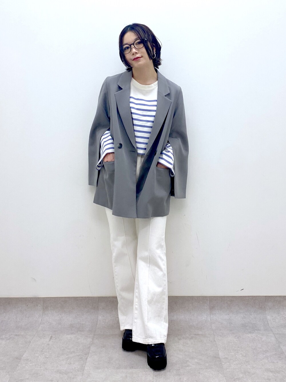 ホワイト系のパンツ、グレー系のジャケット/アウター、パープル系のトップスを着用したレディースの春コーディネートの2枚目の写真