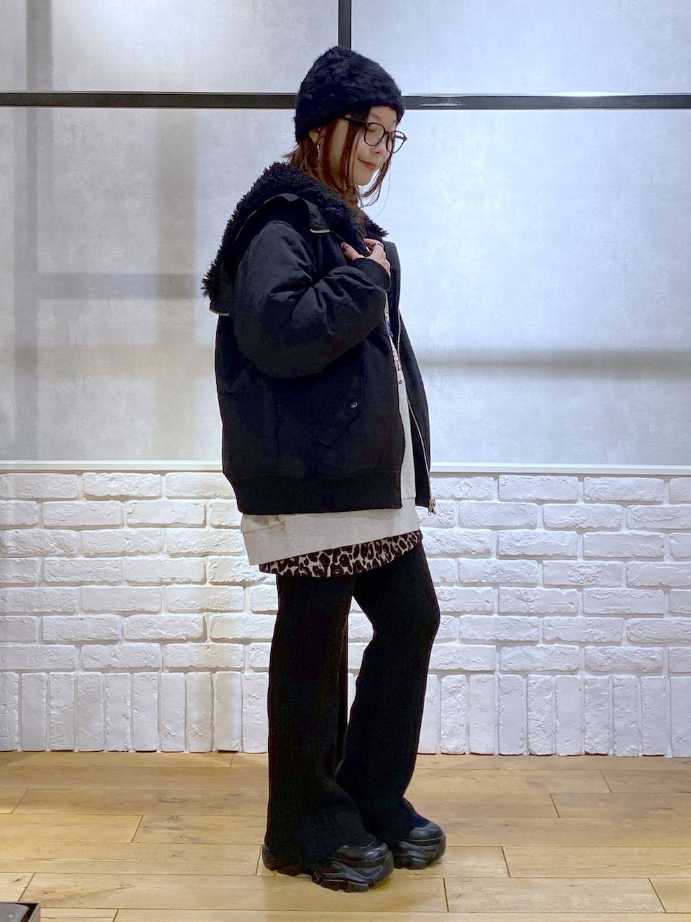 ブラック系のブーツ、ブラック系のブルゾン、ブラウン系のスカートを着用したレディースの冬コーディネートの6枚目の写真