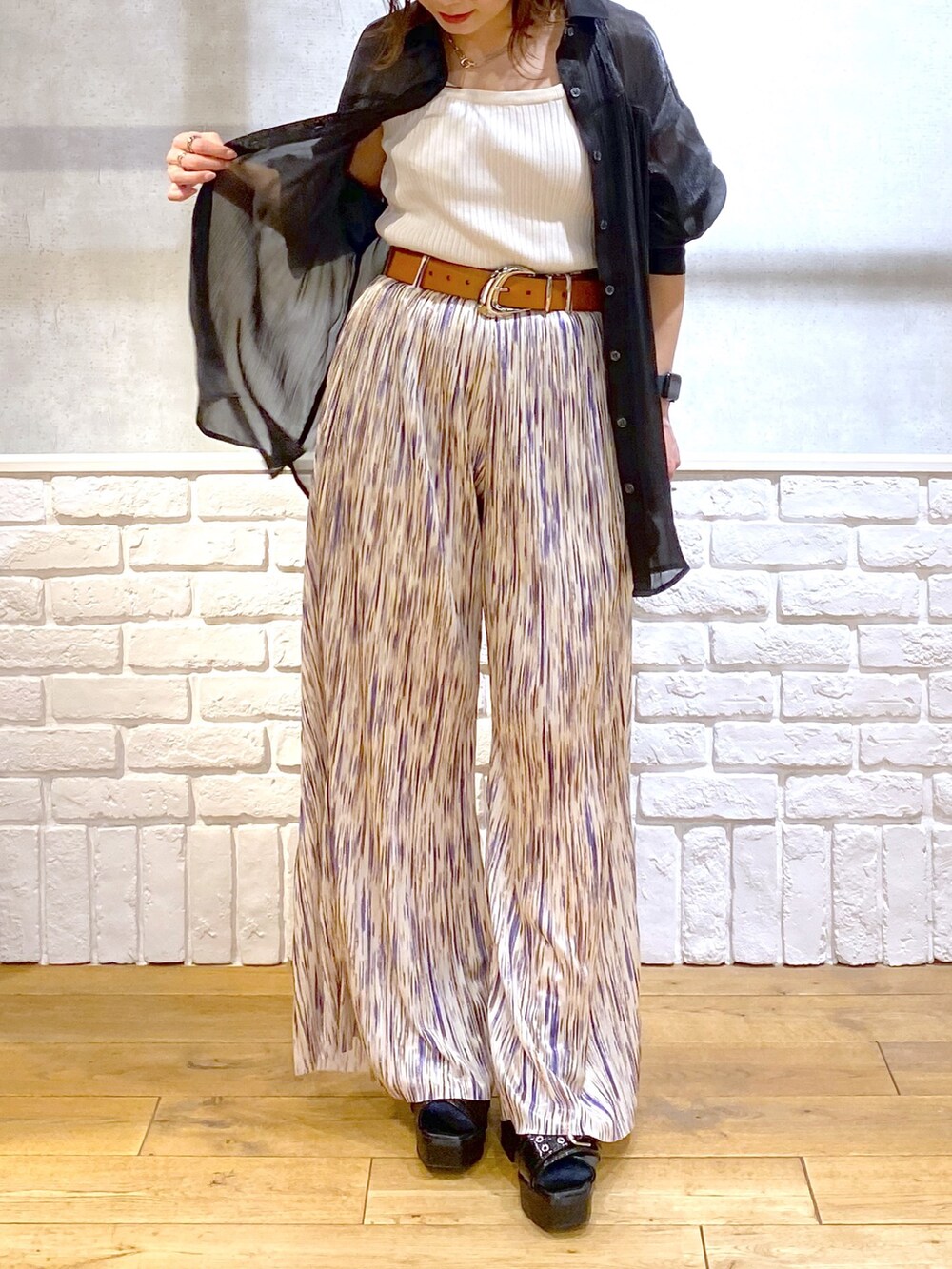 ホワイト系のタンクトップ、ブラック系のシャツ/ブラウス、パープル系のその他パンツを着用したレディースの春コーディネートの3枚目の写真