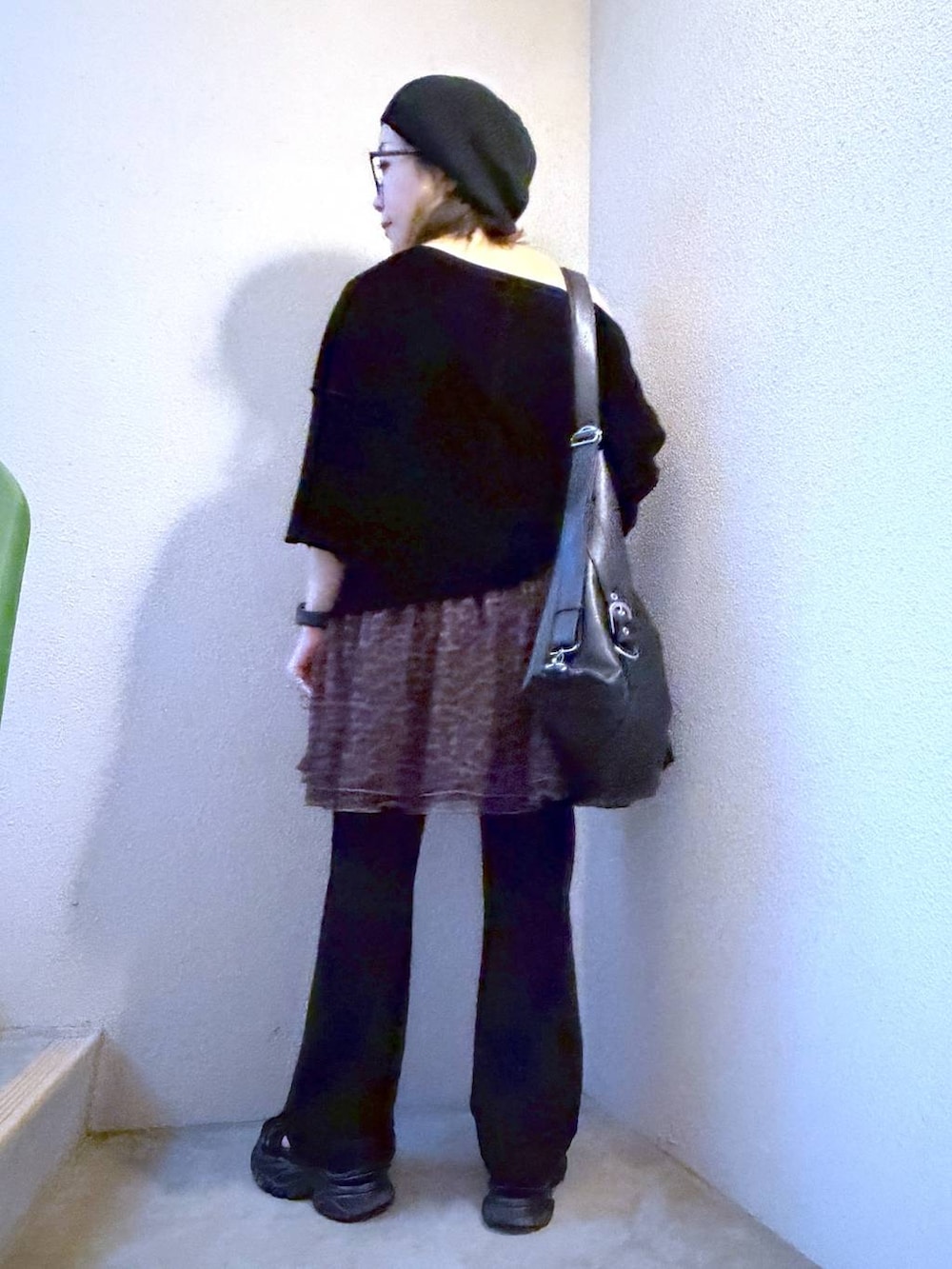 ブラック系のショルダーバッグ、ブラック系のその他パンツ、ブラック系のTシャツ/カットソーを着用したレディースの夏コーディネートの6枚目の写真