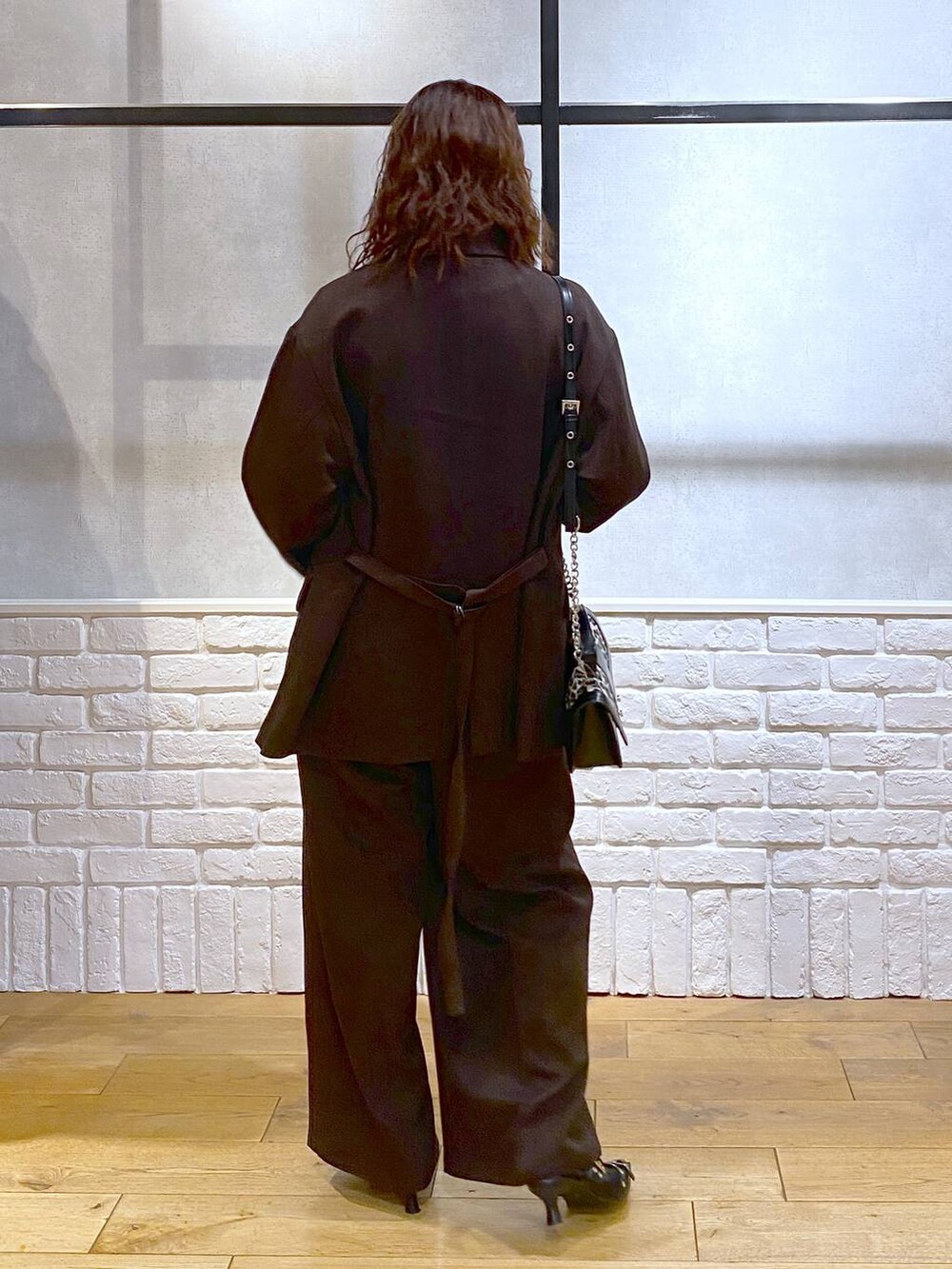 ホワイト系のキャミソール、ブラック系のパンプス、ホワイト系のTシャツ/カットソーを着用したレディースの秋コーディネートの7枚目の写真