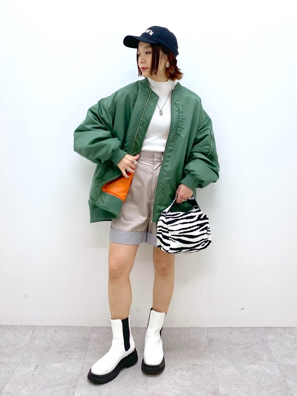 グリーン系のジャケット/アウター、その他のバッグ、ブラウン系のパンツを着用したレディースの秋コーディネートの5枚目の写真