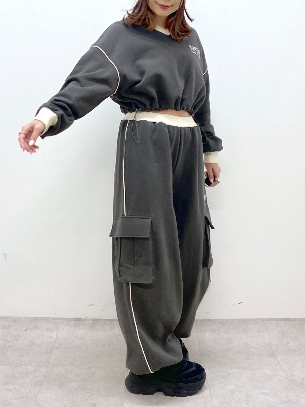 グレー系のスウェット、グレー系のスウェットパンツ、ブラック系のスニーカーを着用したレディースの冬コーディネートの7枚目の写真