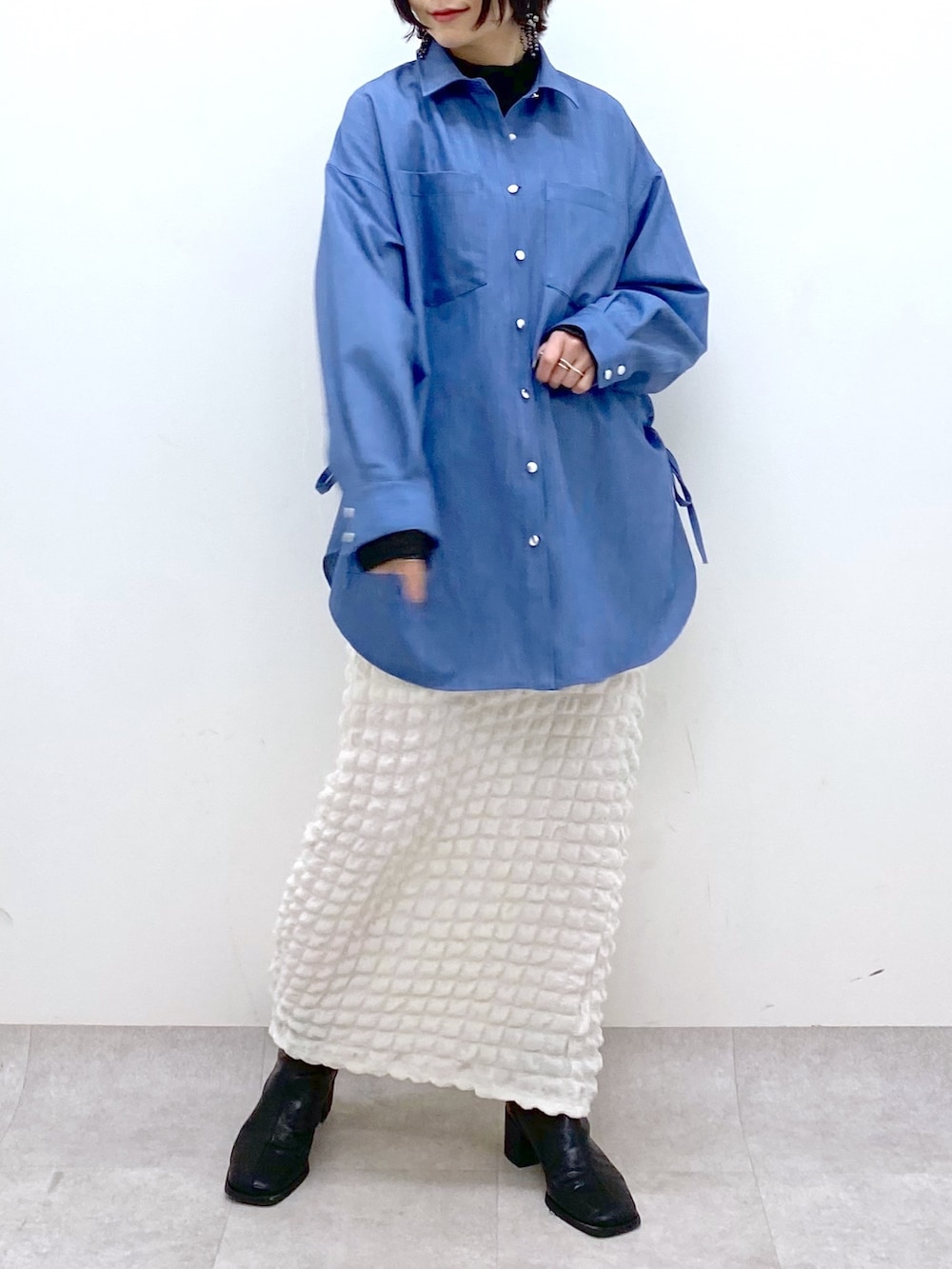 ブルー系のシャツ/ブラウス、ホワイト系のスカート、ホワイト系のシューズを着用したレディースの春コーディネートの5枚目の写真