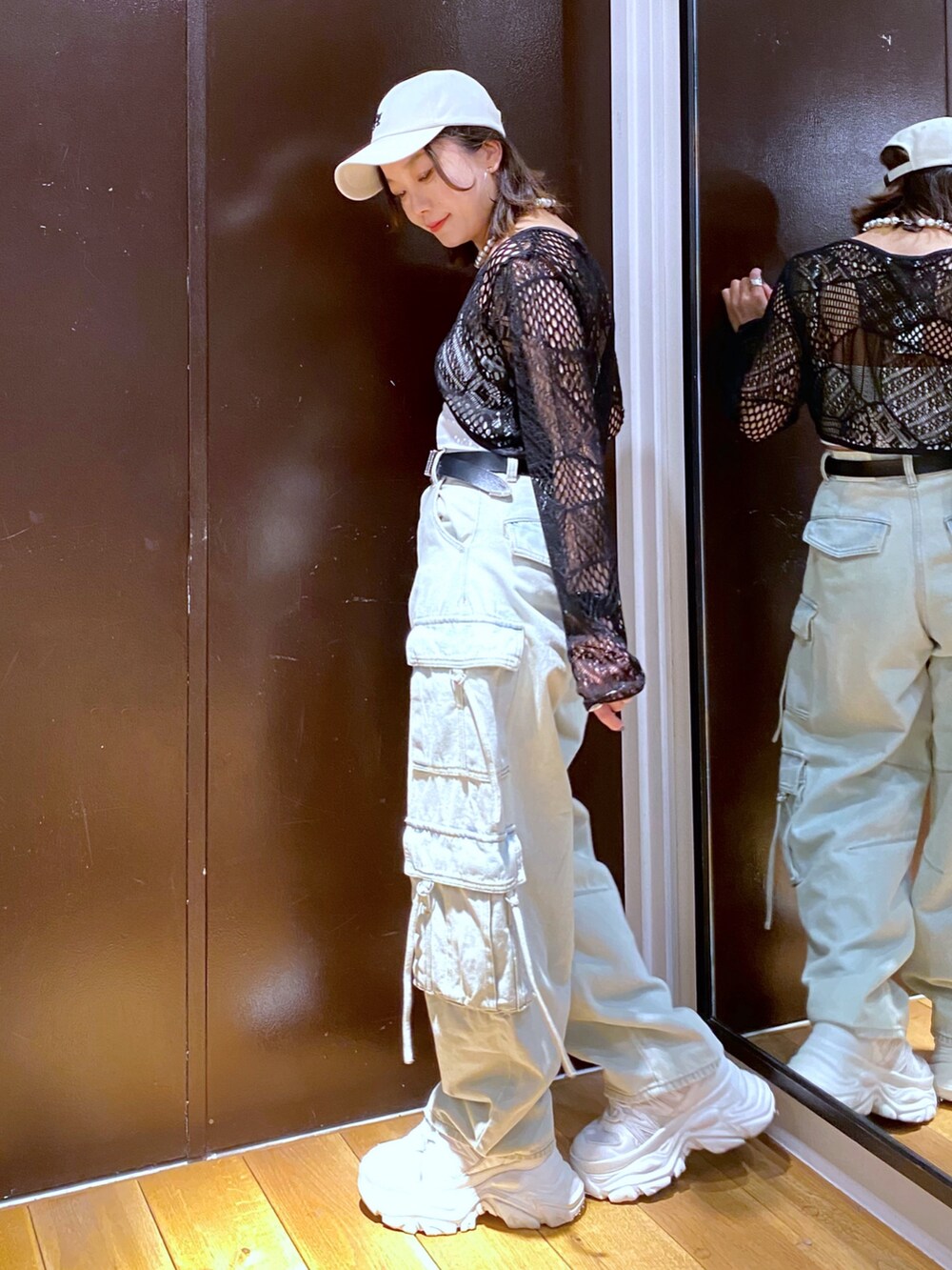 ブルー系のデニムパンツ、ホワイト系のスニーカー、ホワイト系のキャミソールを着用したレディースの夏コーディネートの8枚目の写真